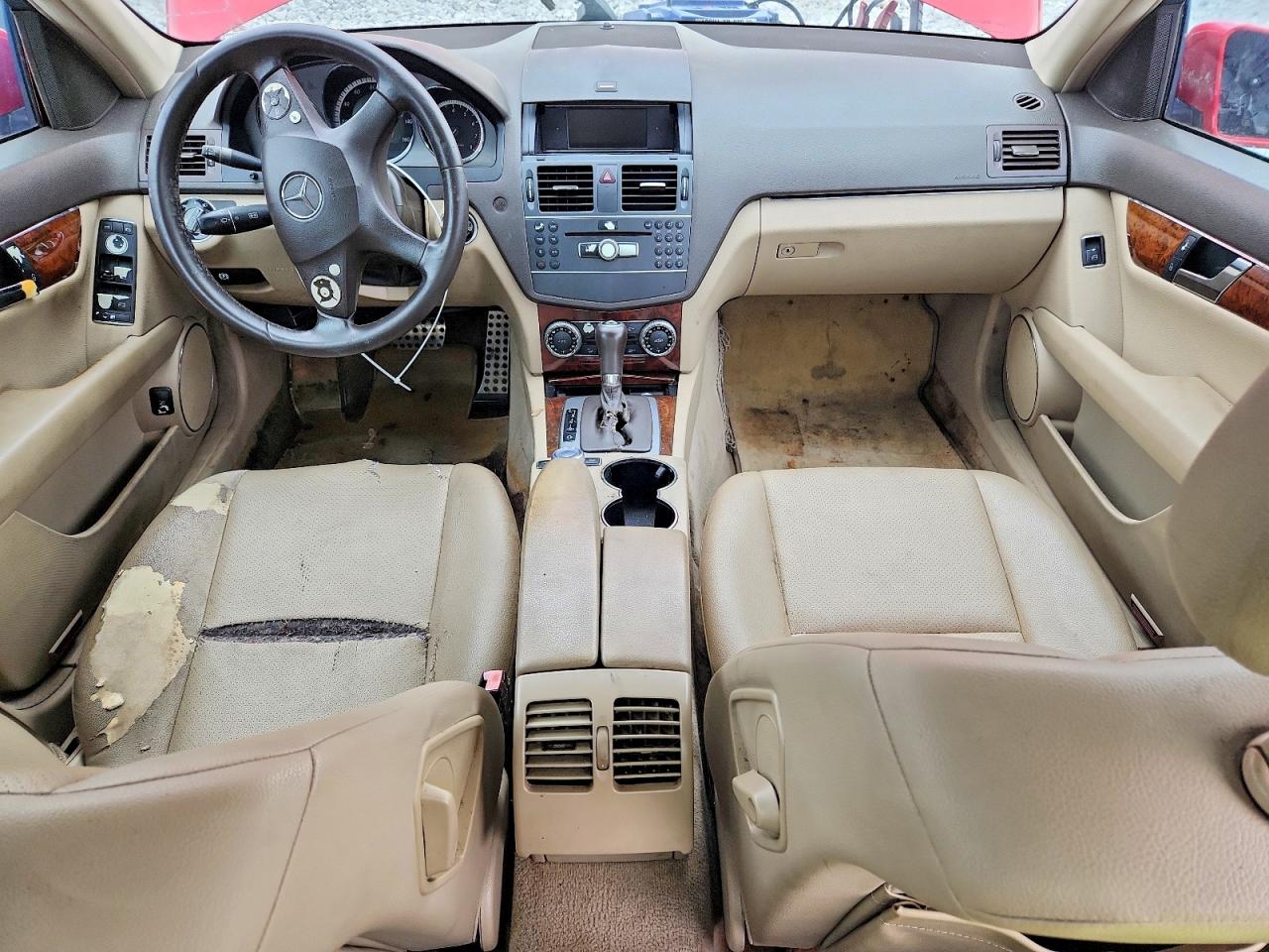 2011 Mercedes-benz C 300 Красный vin: WDDGF5EB2BF647056