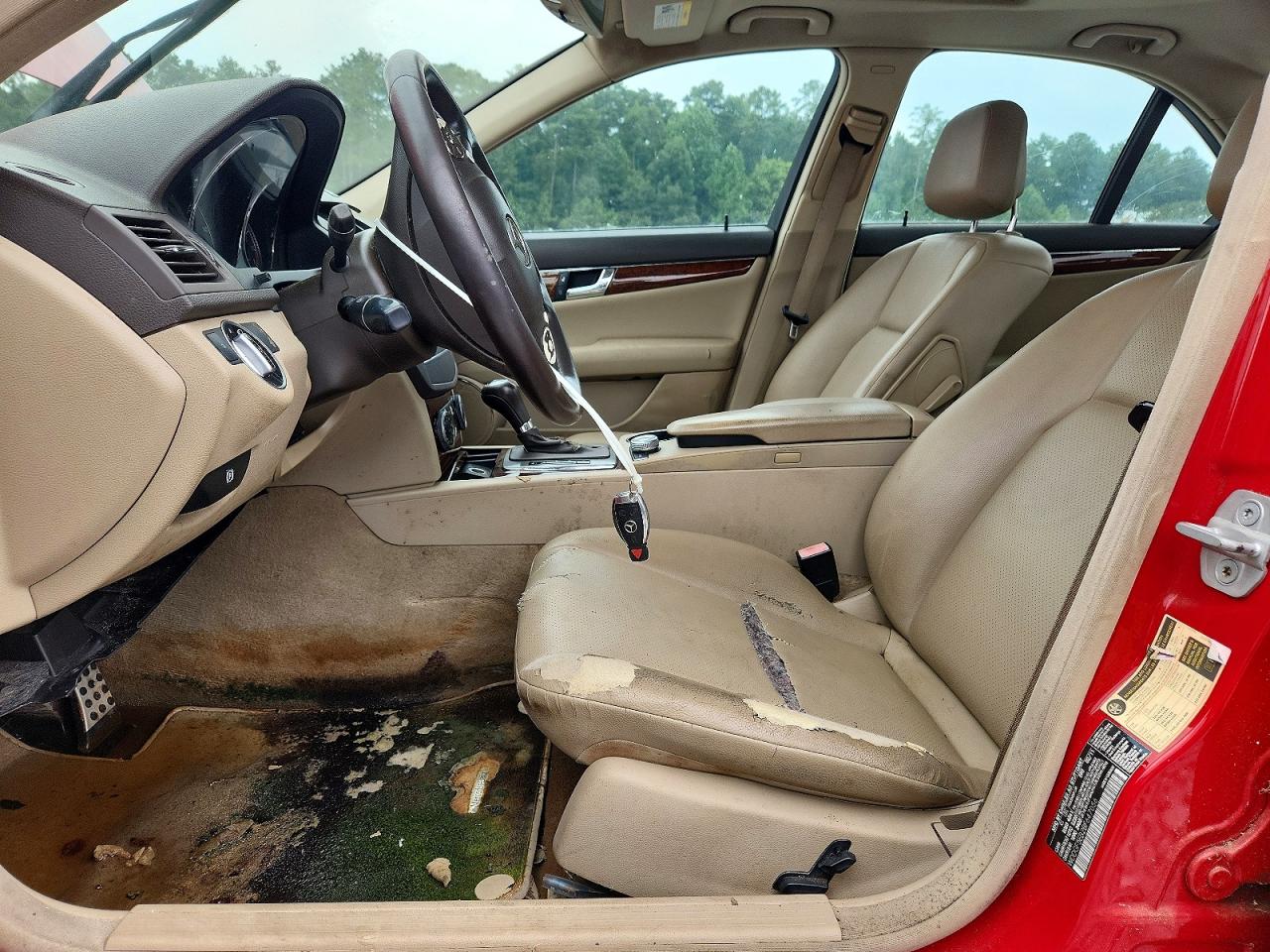 2011 Mercedes-benz C 300 Красный vin: WDDGF5EB2BF647056