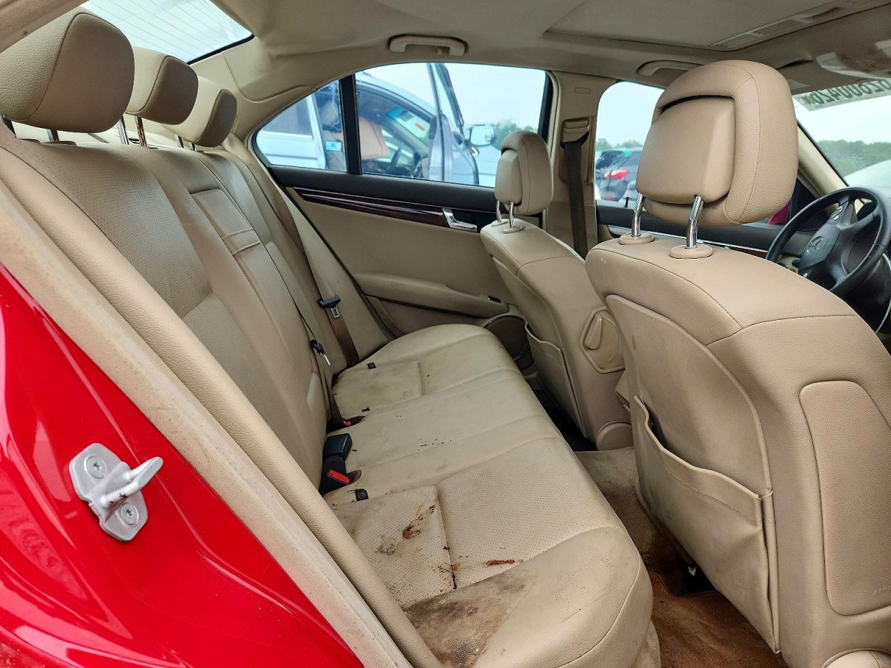 2011 Mercedes-benz C 300 Красный vin: WDDGF5EB2BF647056