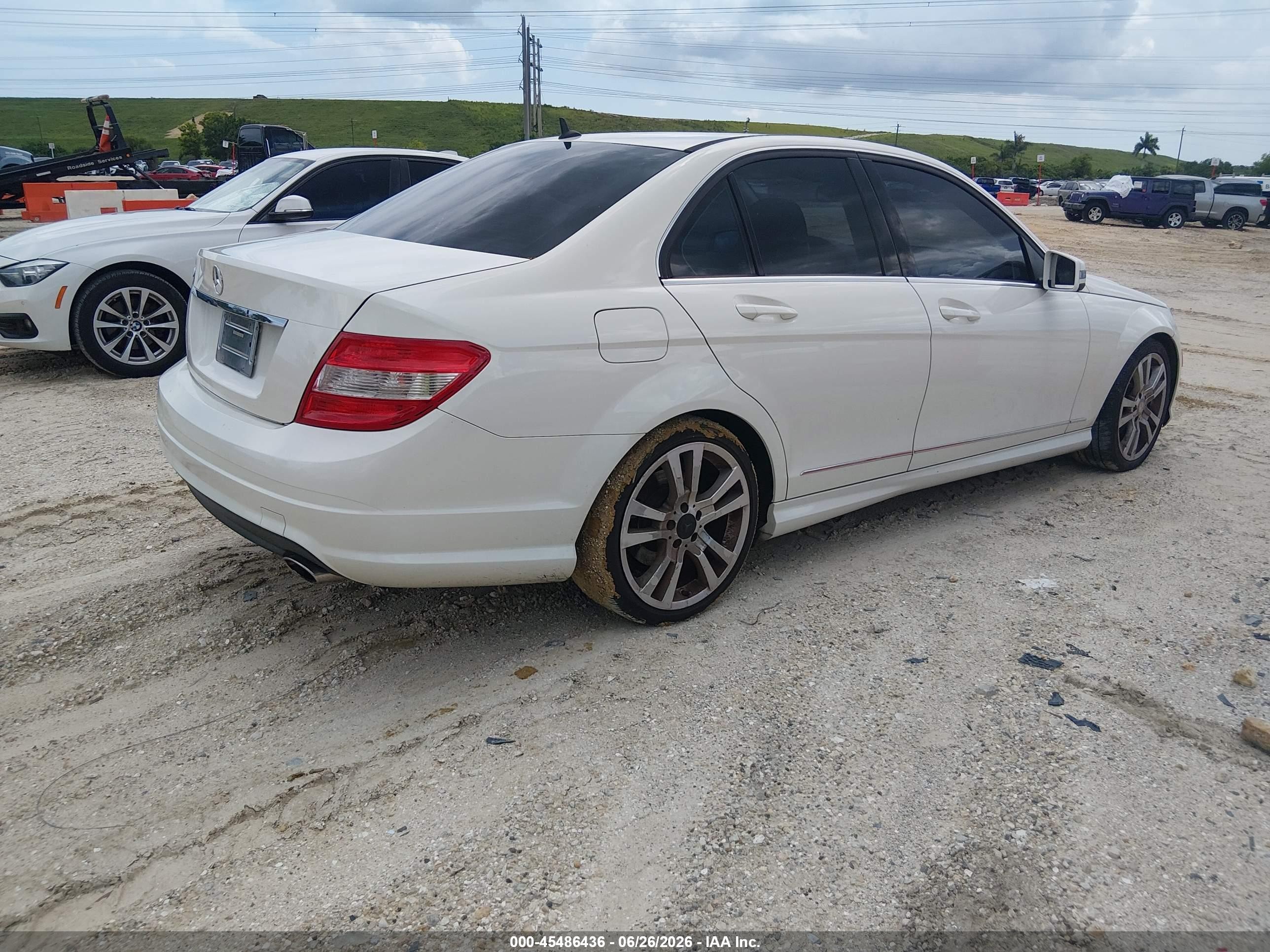 2011 Mercedes-benz C 300 Luxury/sport Белый vin: WDDGF5EB2BF654721