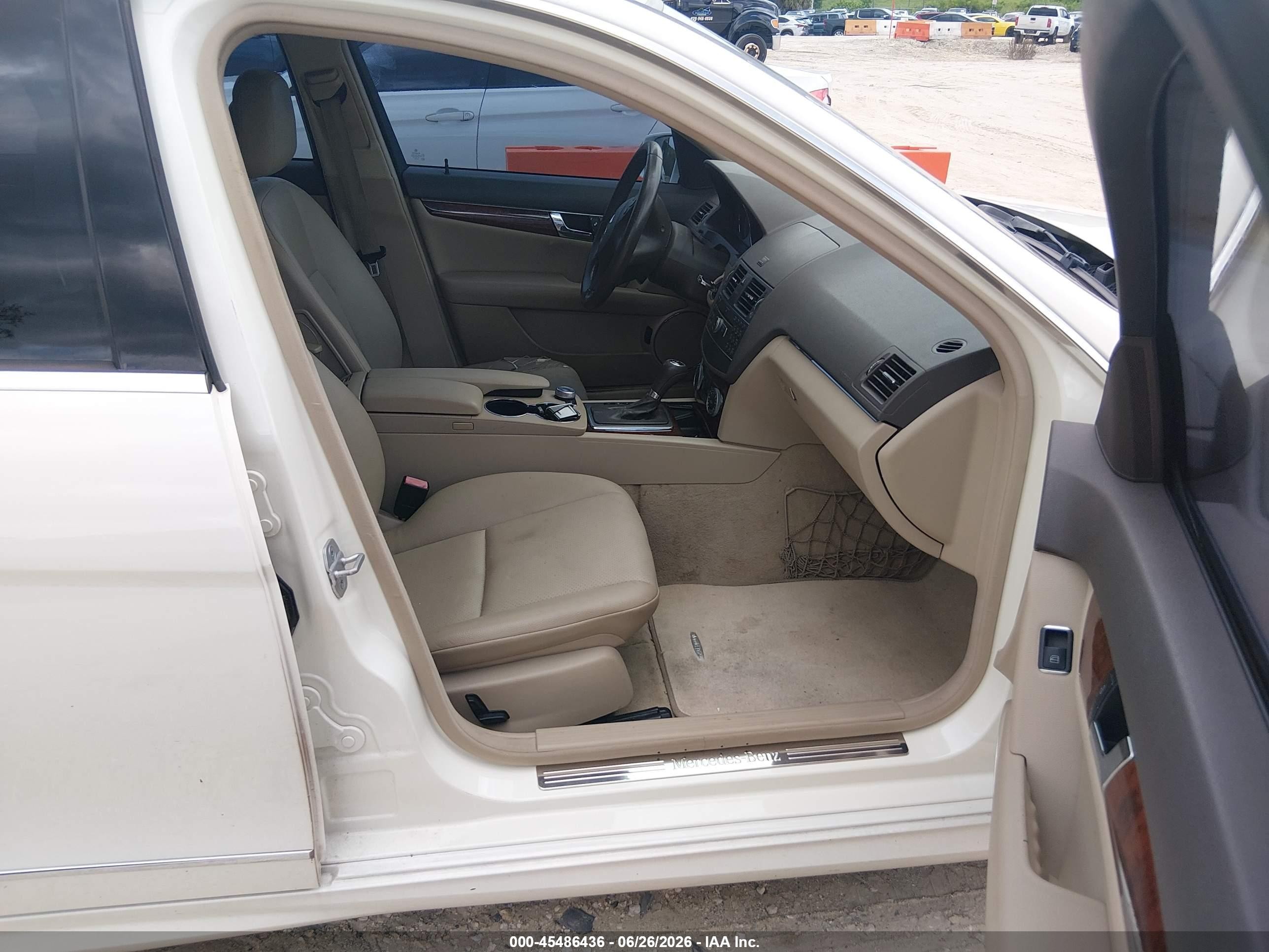 2011 Mercedes-benz C 300 Luxury/sport Белый vin: WDDGF5EB2BF654721