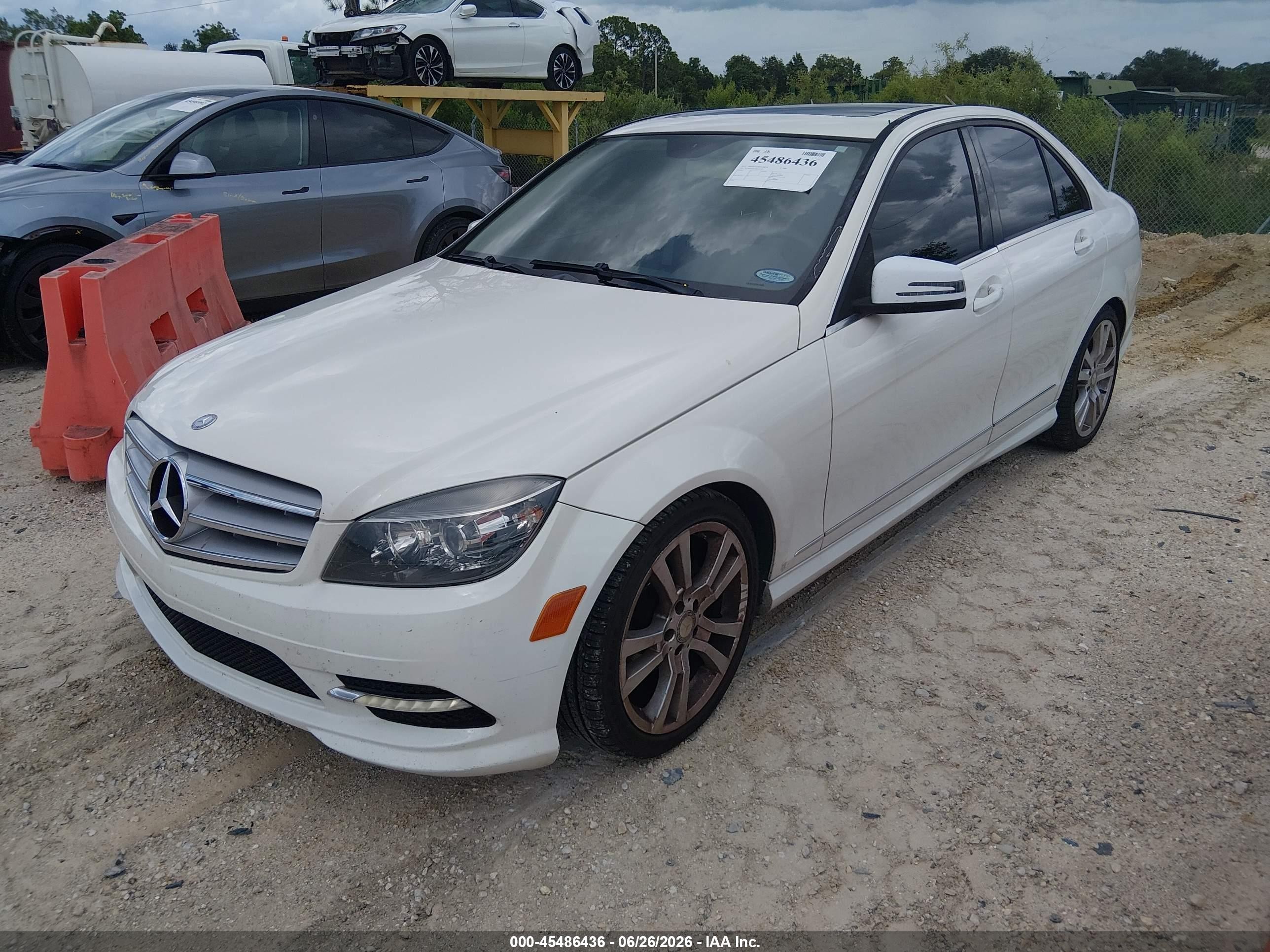 2011 Mercedes-benz C 300 Luxury/sport Белый vin: WDDGF5EB2BF654721