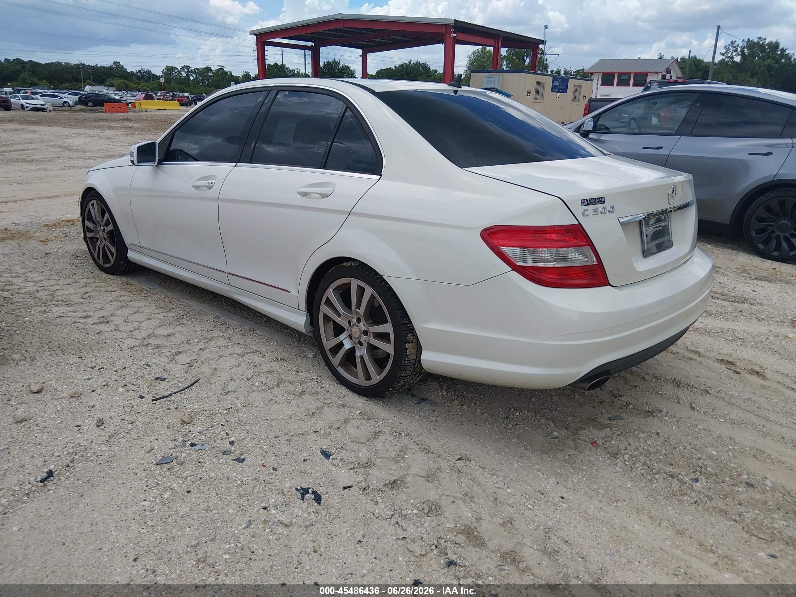 2011 Mercedes-benz C 300 Luxury/sport Белый vin: WDDGF5EB2BF654721
