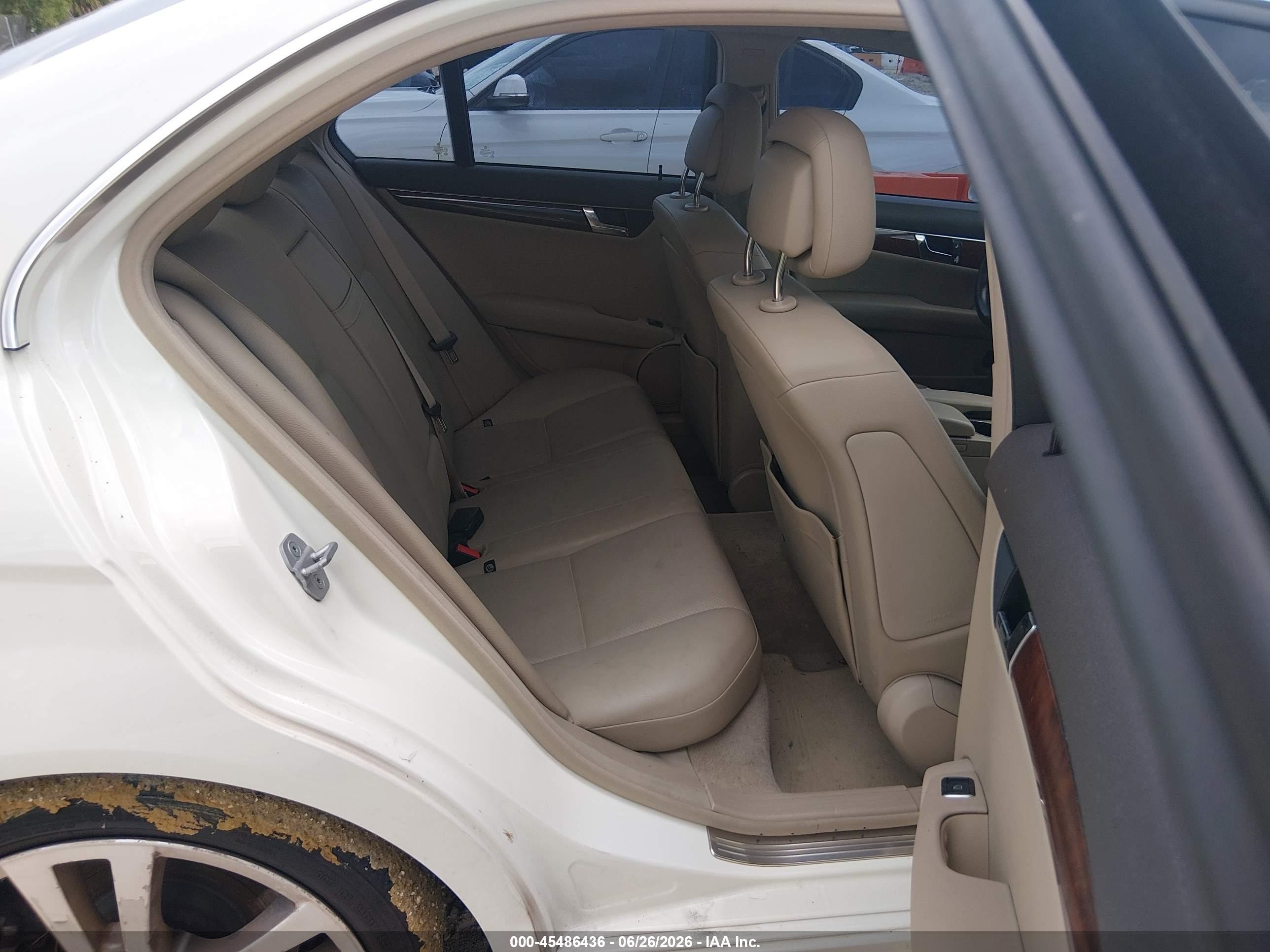 2011 Mercedes-benz C 300 Luxury/sport Белый vin: WDDGF5EB2BF654721