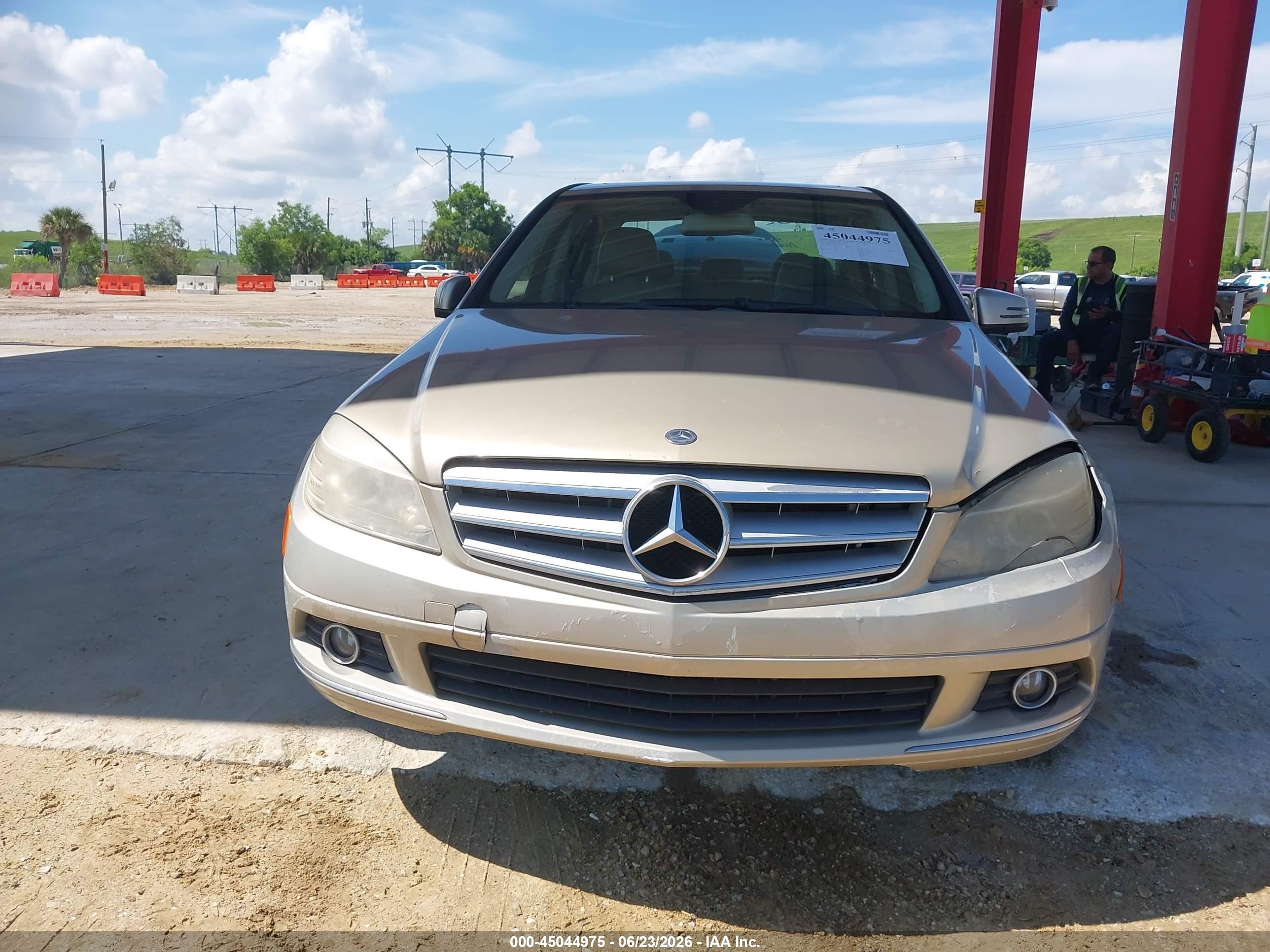 2010 Mercedes-benz C 300 Luxury Tan vin: WDDGF5EB3AF416715