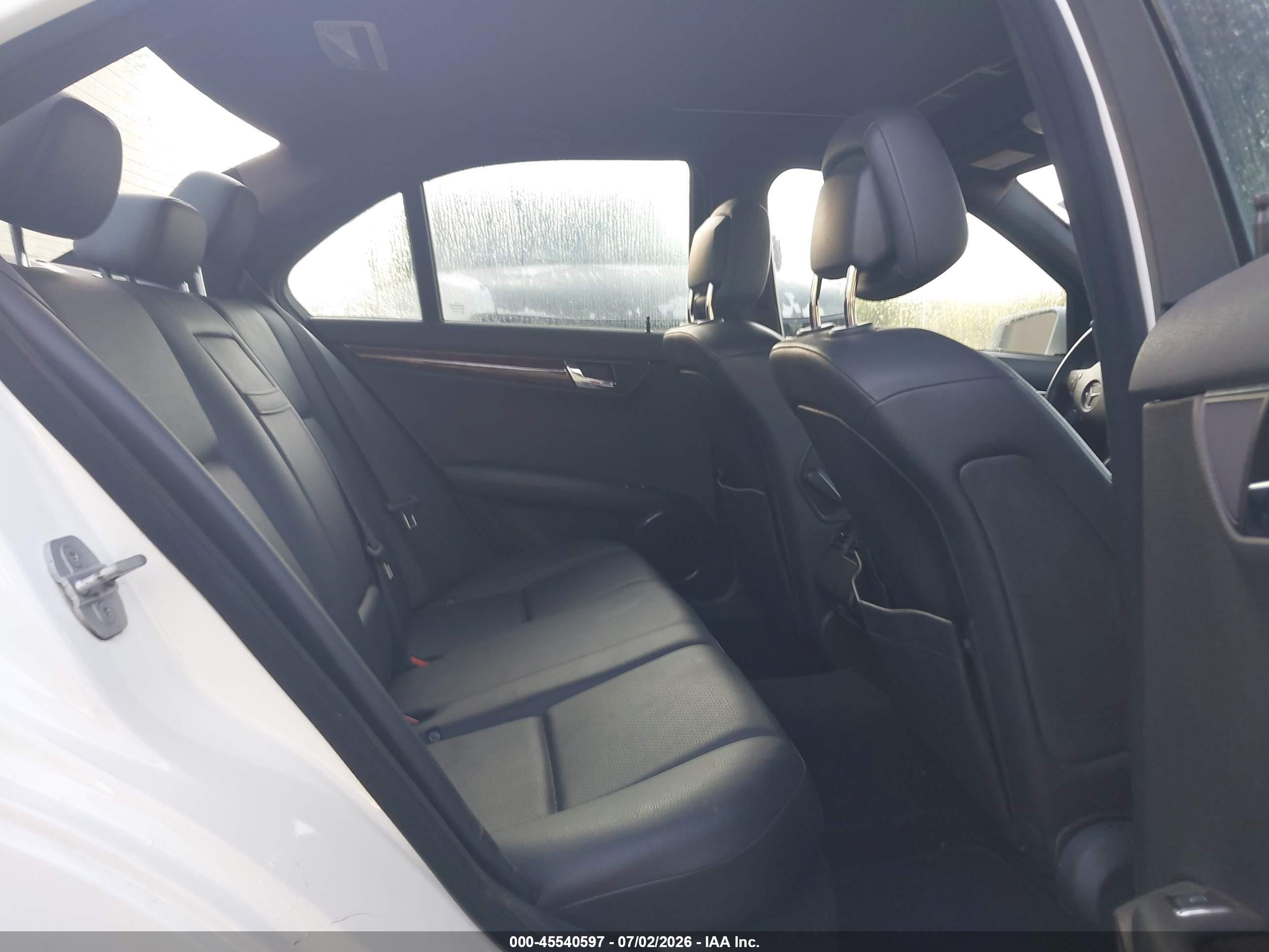 2010 Mercedes-benz C 300 Luxury/sport Белый vin: WDDGF5EB3AR121967