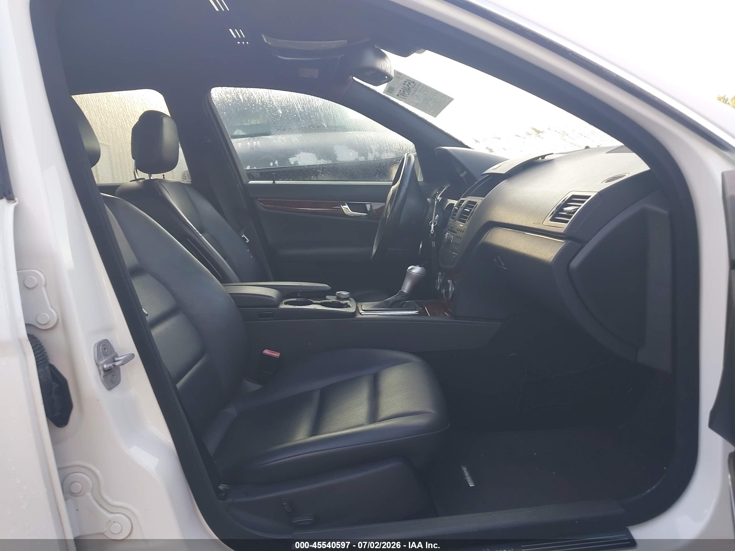 2010 Mercedes-benz C 300 Luxury/sport Белый vin: WDDGF5EB3AR121967