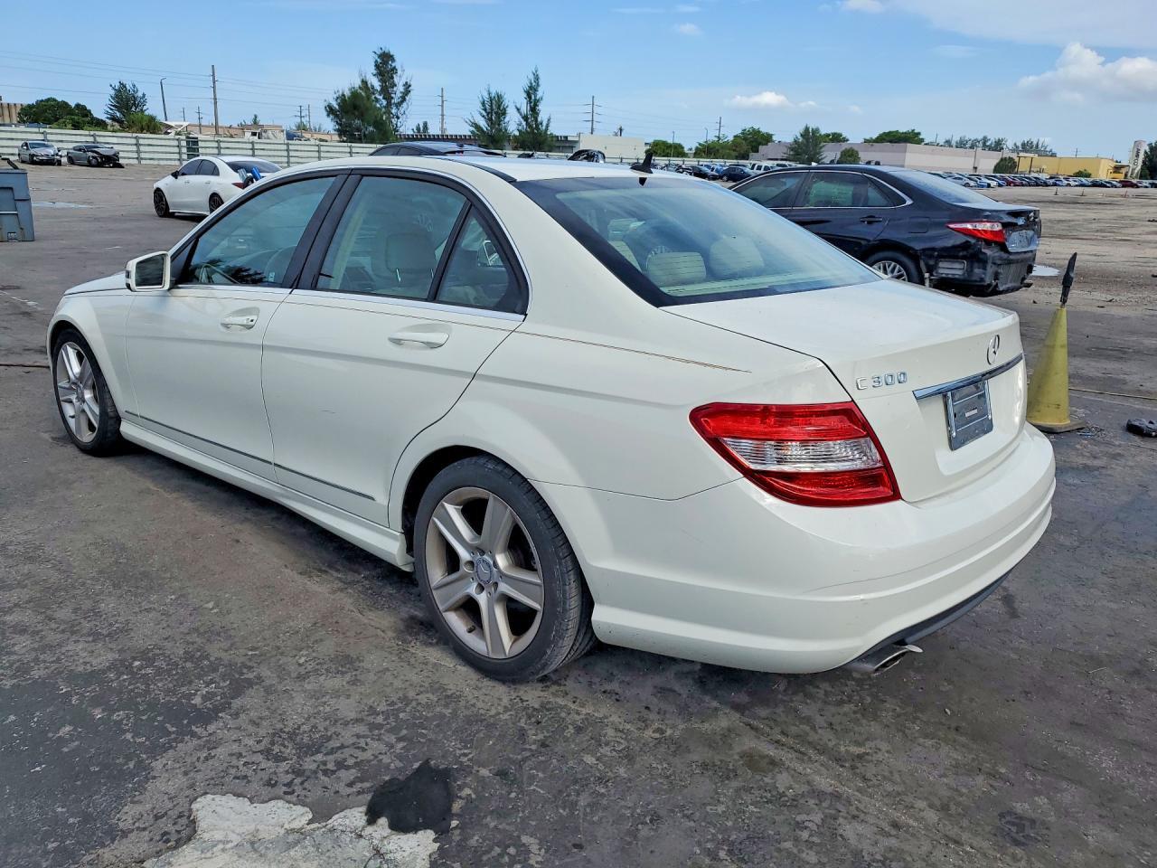 2011 Mercedes-benz C 300 White vin: WDDGF5EB3BA479683