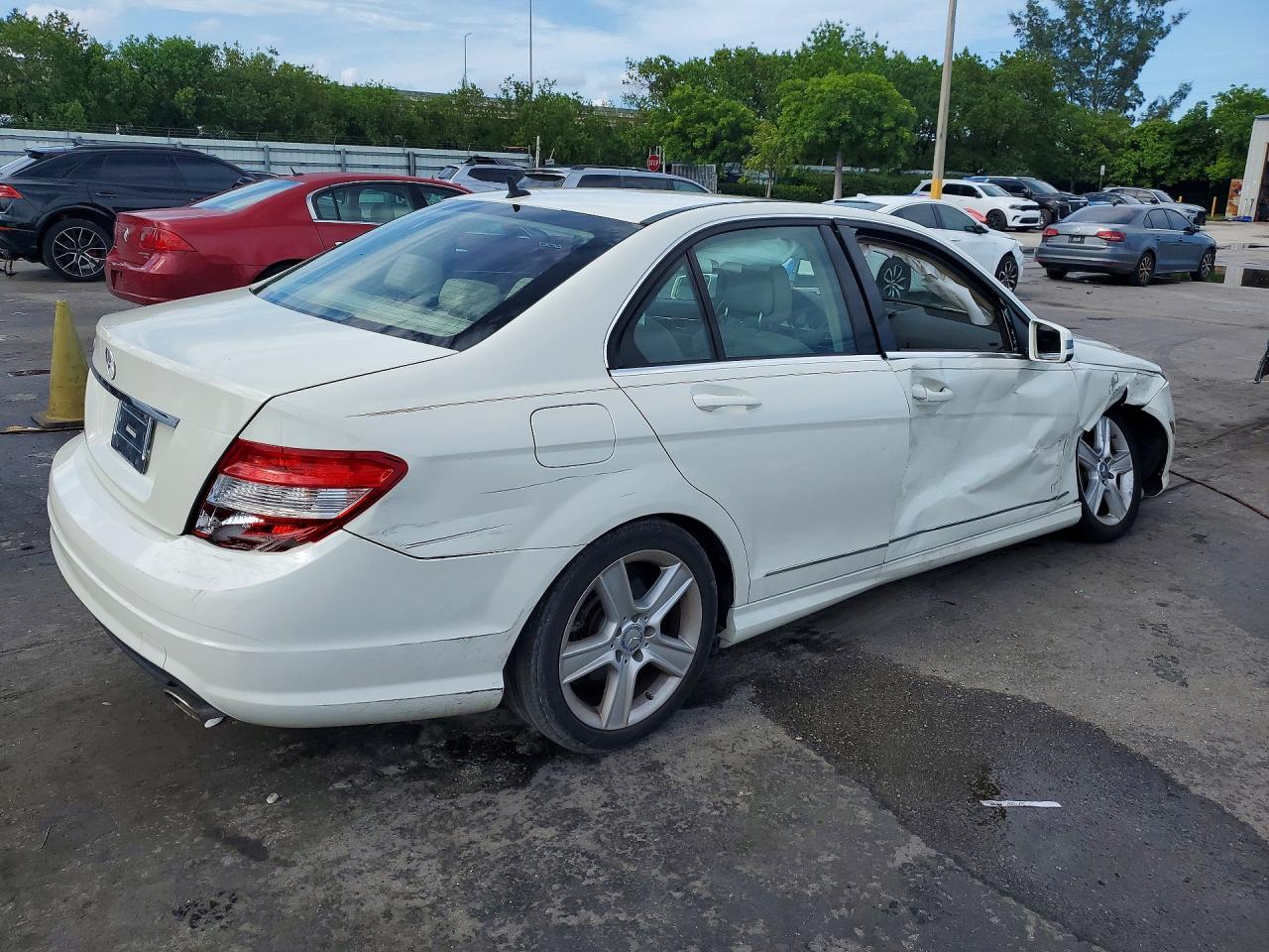 2011 Mercedes-benz C 300 White vin: WDDGF5EB3BA479683