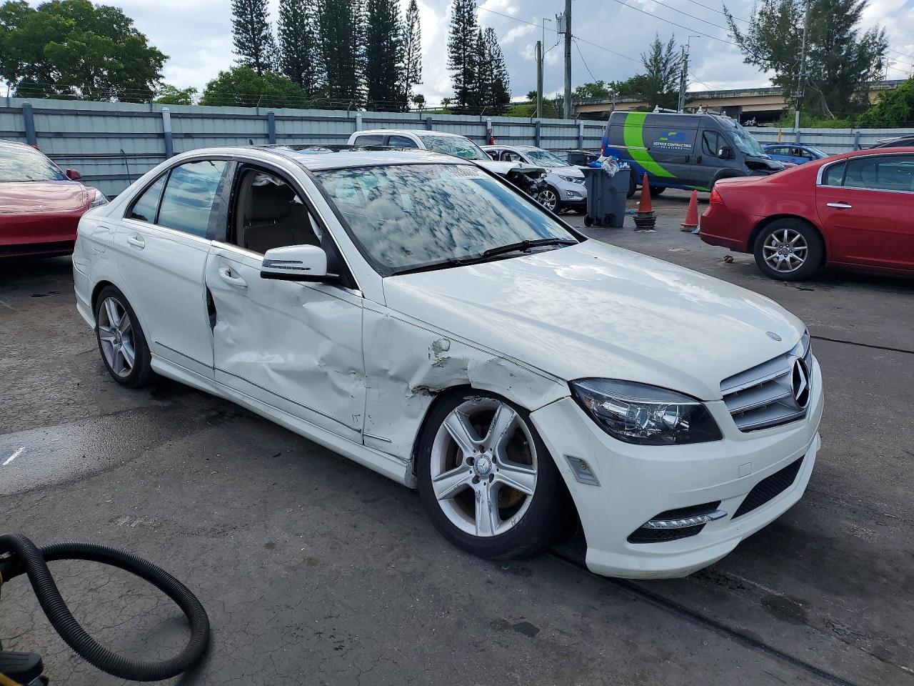 2011 Mercedes-benz C 300 White vin: WDDGF5EB3BA479683