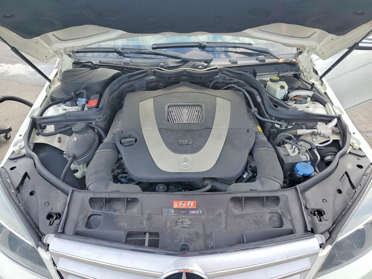 2011 Mercedes-benz C 300 White vin: WDDGF5EB3BA479683