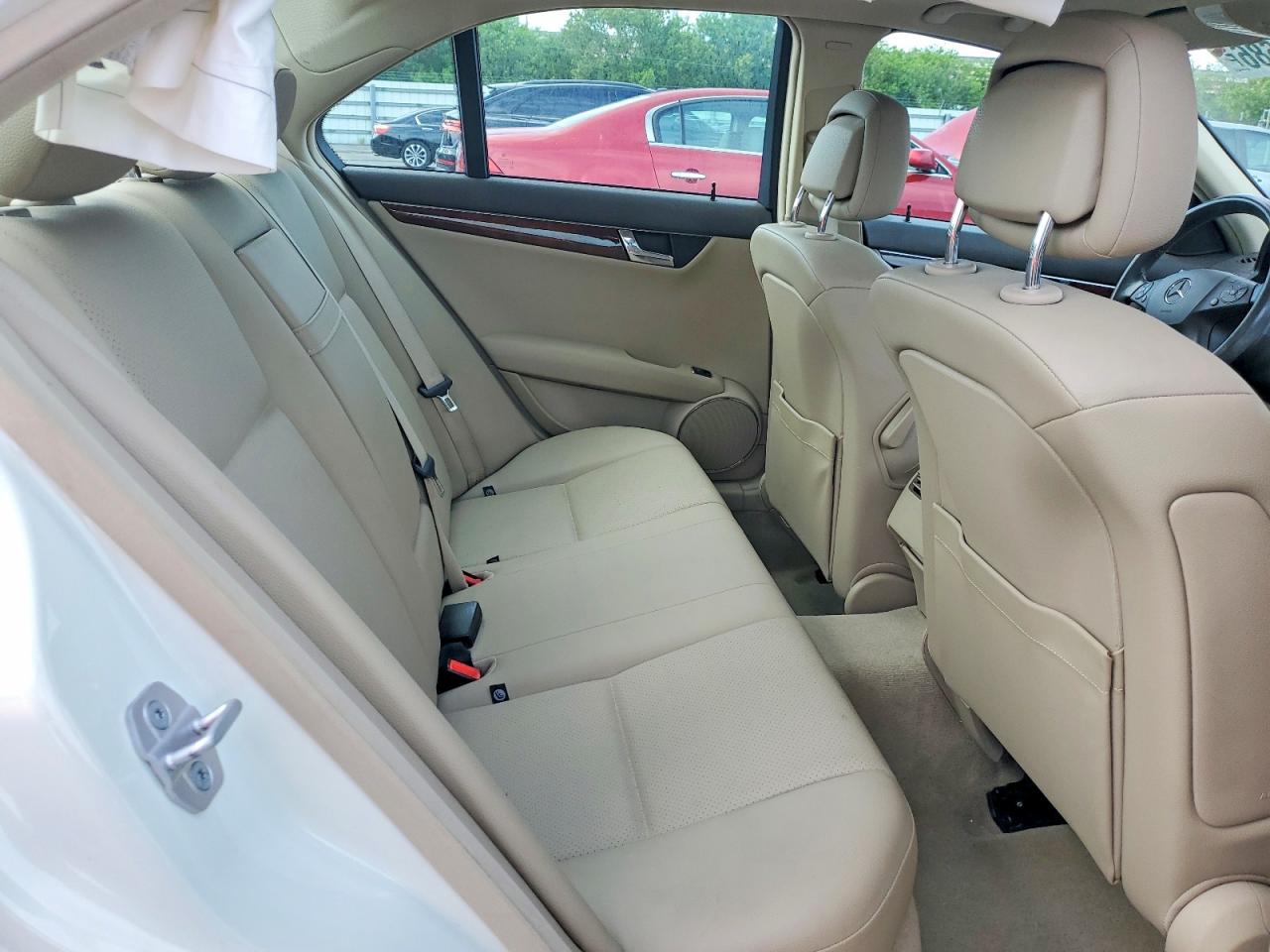 2011 Mercedes-benz C 300 White vin: WDDGF5EB3BA479683