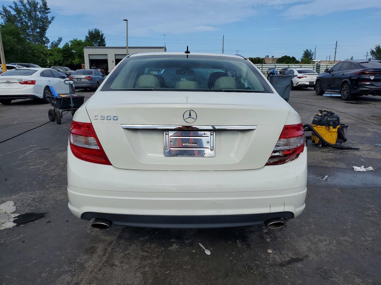 2011 Mercedes-benz C 300 White vin: WDDGF5EB3BA479683