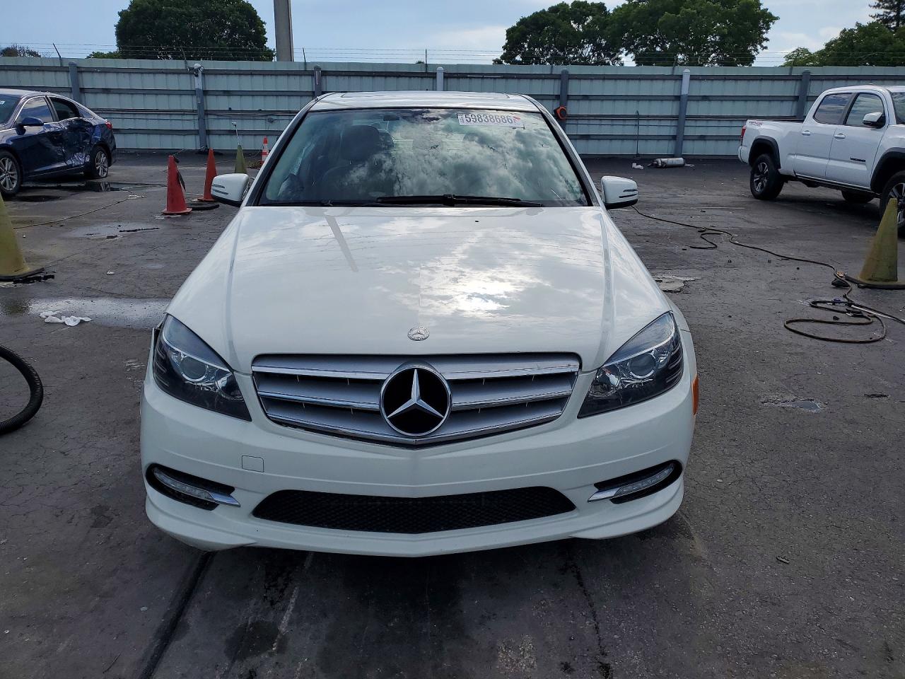 2011 Mercedes-benz C 300 White vin: WDDGF5EB3BA479683