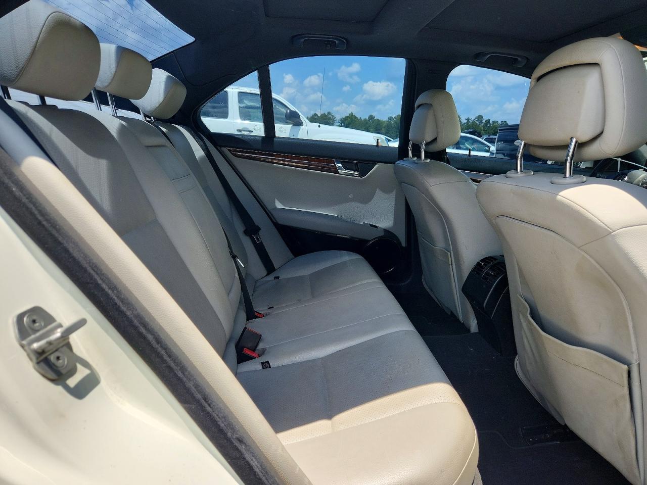 2011 Mercedes-benz C 300 White vin: WDDGF5EB3BA509572
