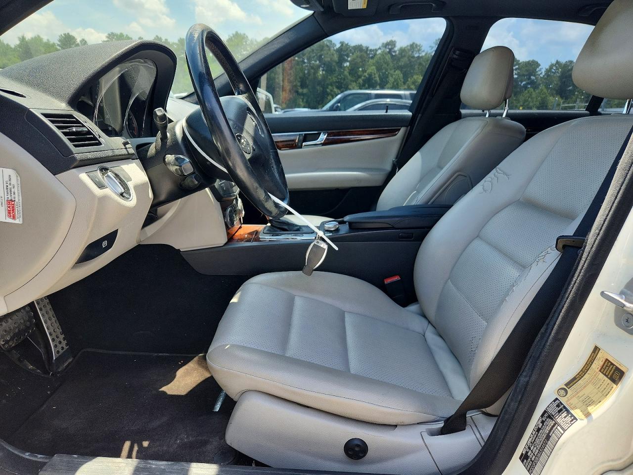 2011 Mercedes-benz C 300 White vin: WDDGF5EB3BA509572