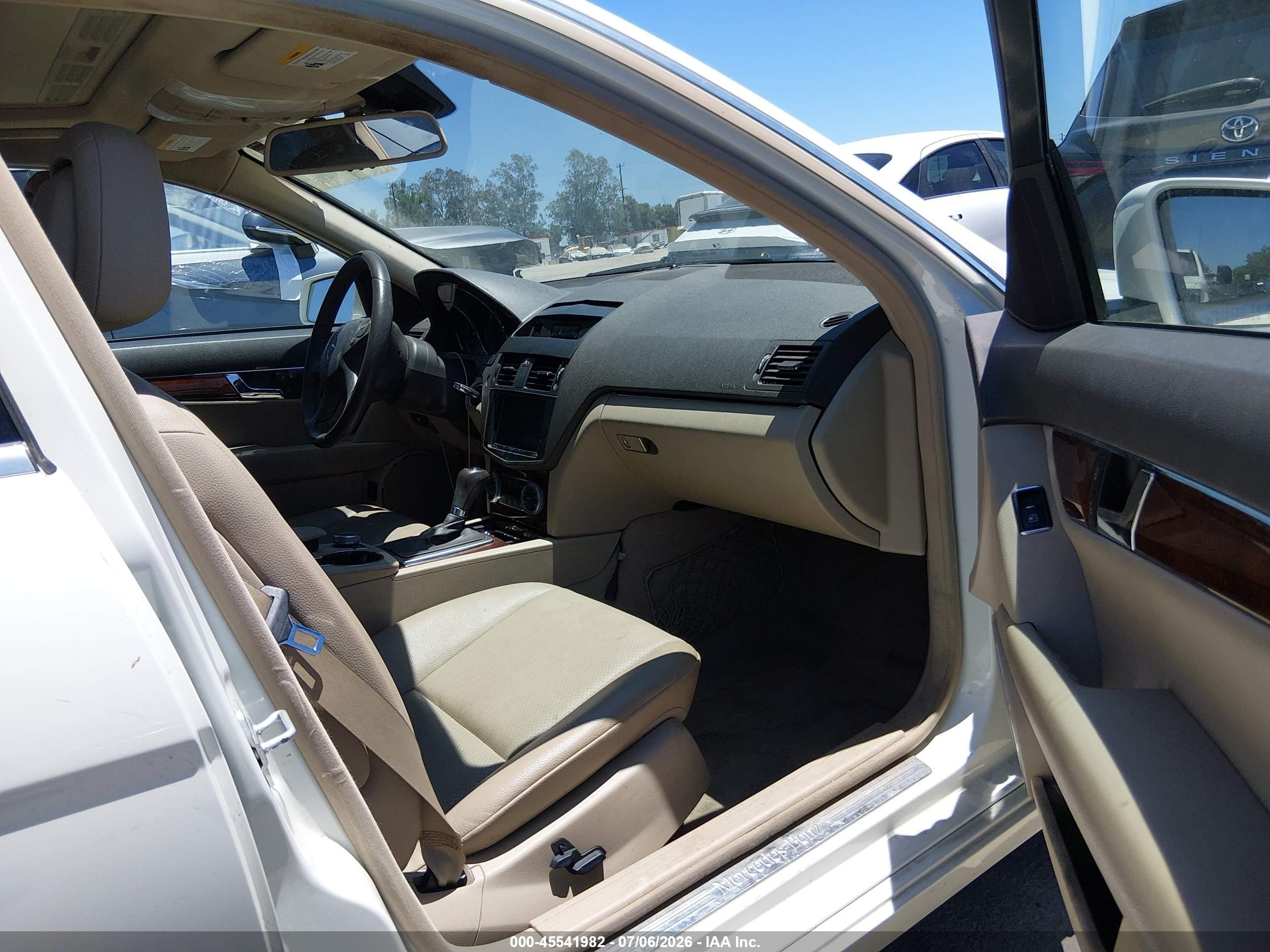 2011 Mercedes-benz C 300 Luxury Белый vin: WDDGF5EB3BR146854