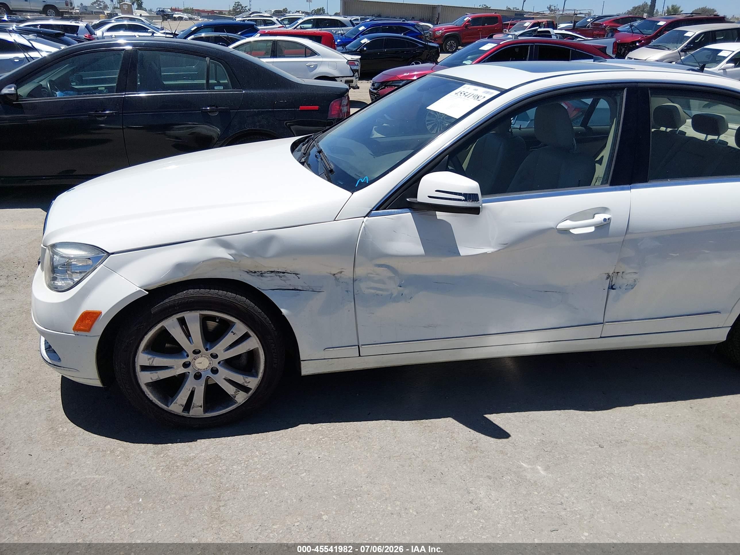 2011 Mercedes-benz C 300 Luxury Белый vin: WDDGF5EB3BR146854