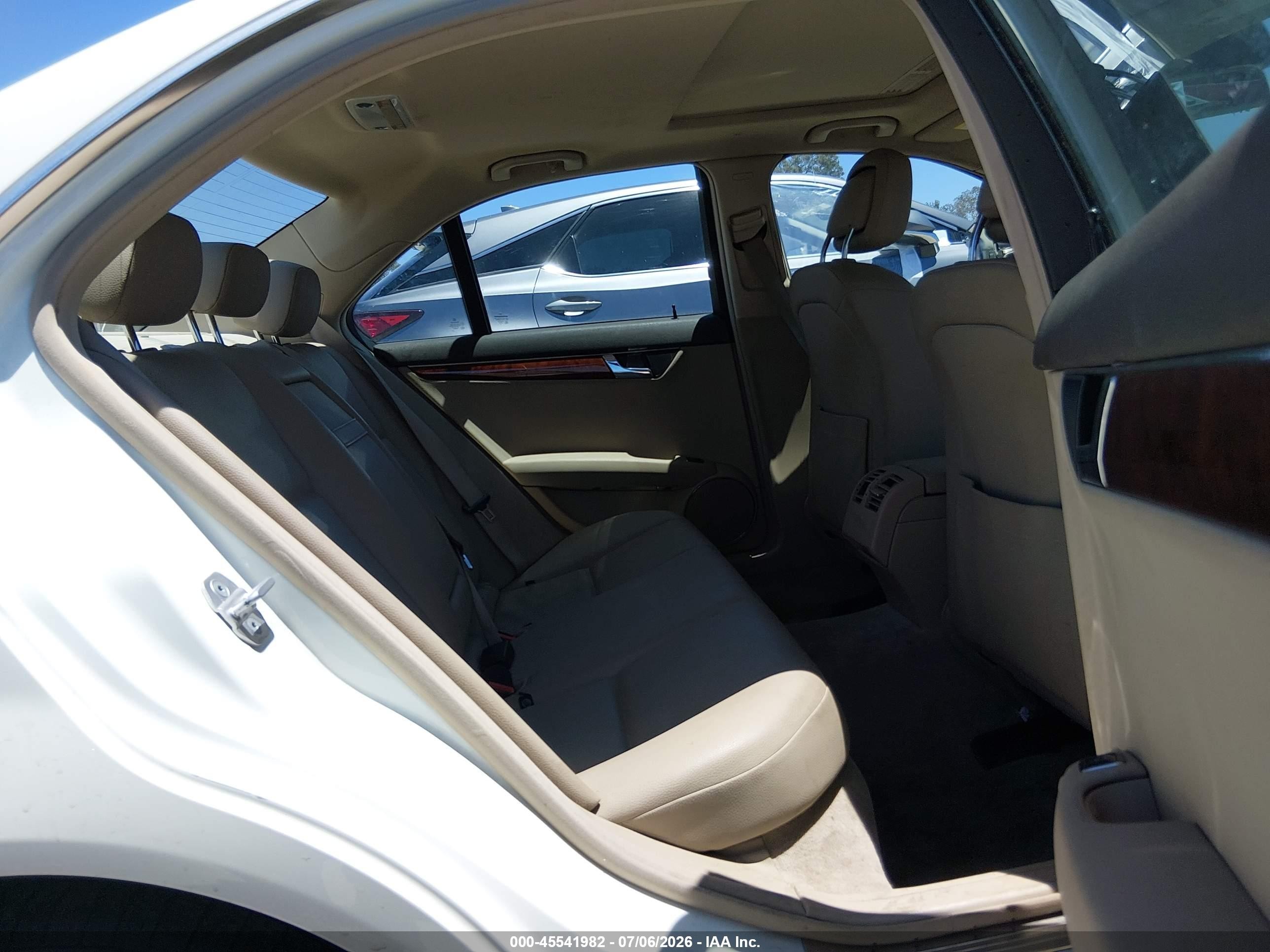 2011 Mercedes-benz C 300 Luxury Белый vin: WDDGF5EB3BR146854