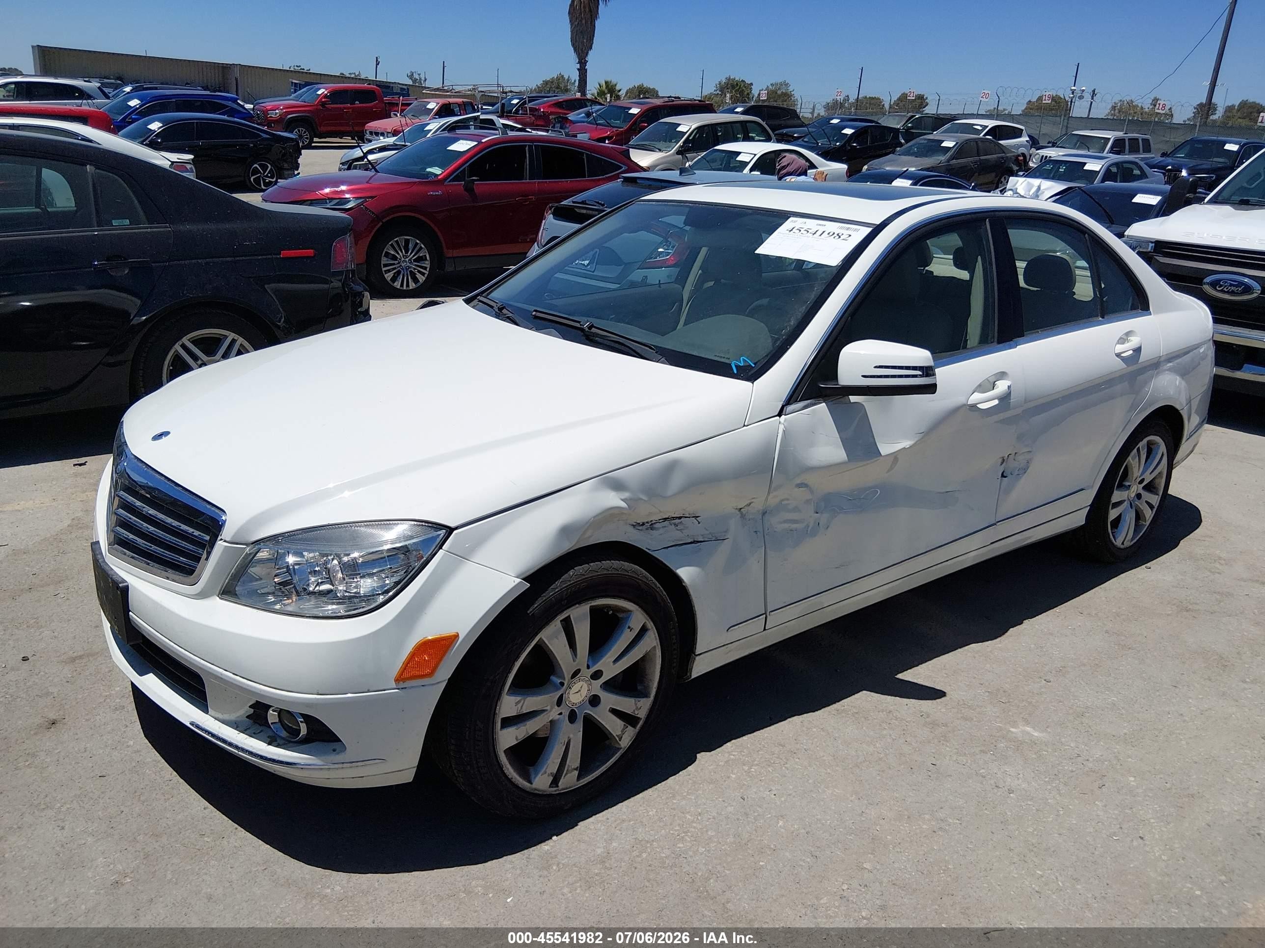 2011 Mercedes-benz C 300 Luxury Белый vin: WDDGF5EB3BR146854