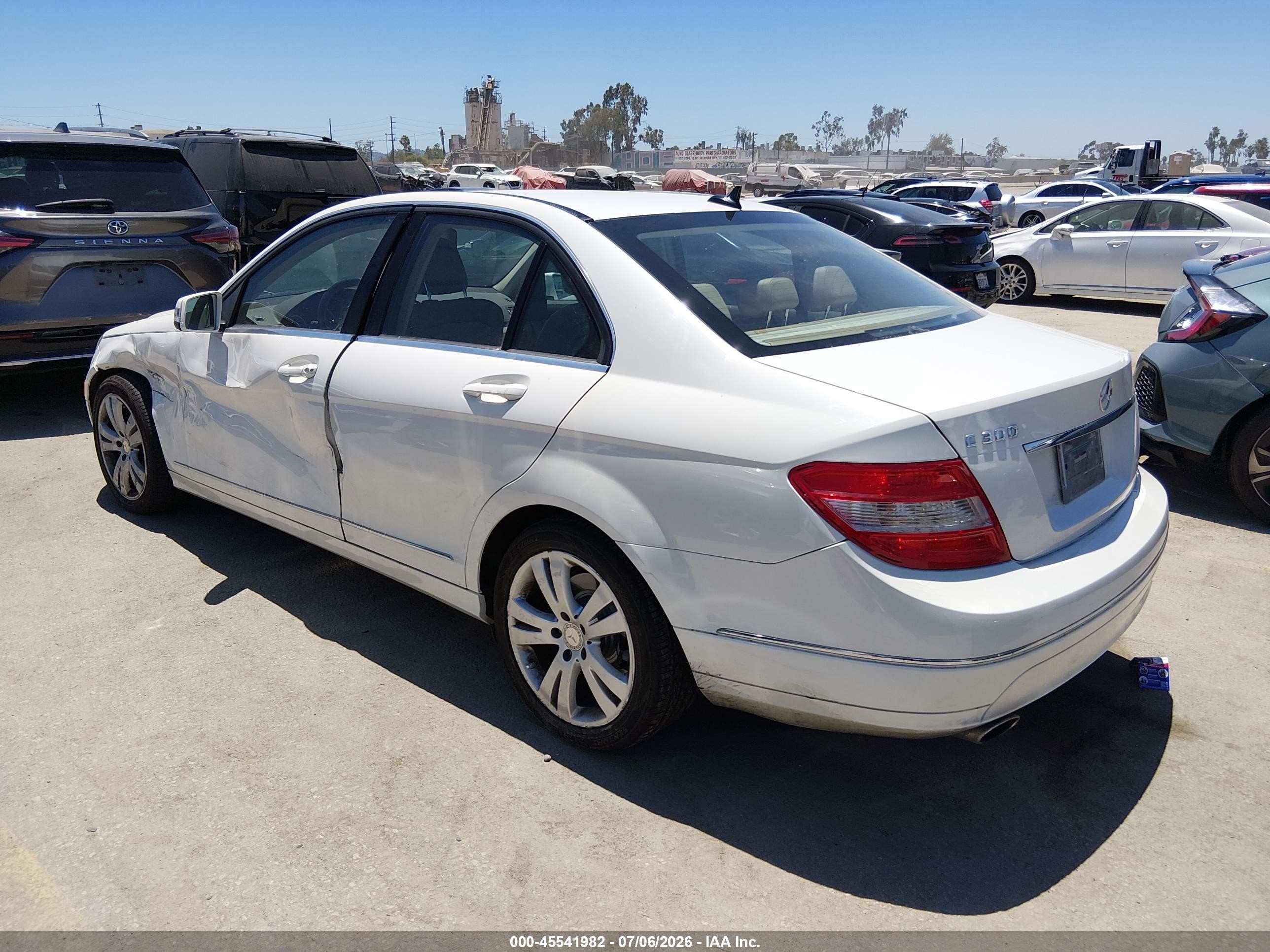 2011 Mercedes-benz C 300 Luxury Белый vin: WDDGF5EB3BR146854