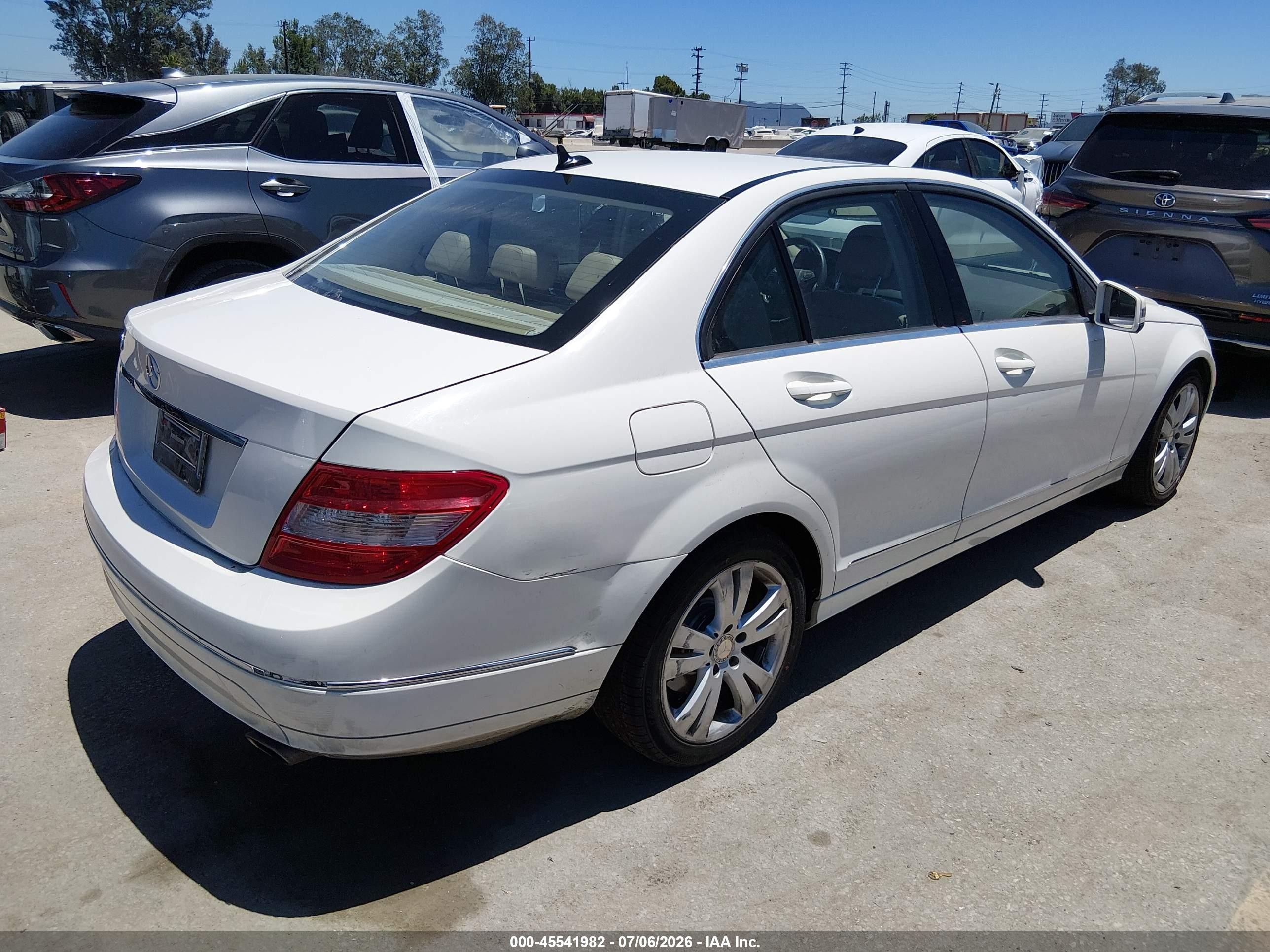 2011 Mercedes-benz C 300 Luxury Белый vin: WDDGF5EB3BR146854