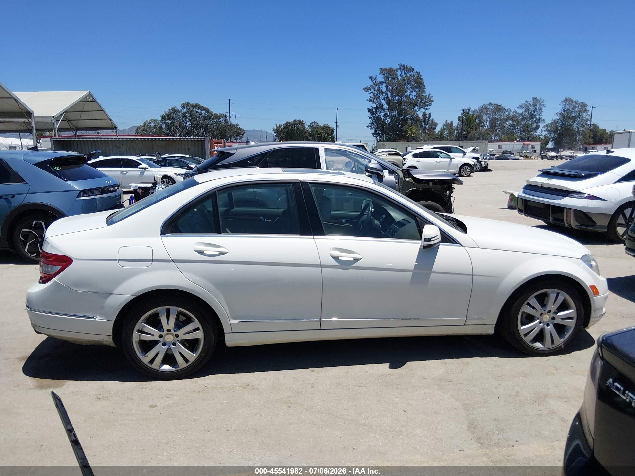 2011 Mercedes-benz C 300 Luxury Белый vin: WDDGF5EB3BR146854