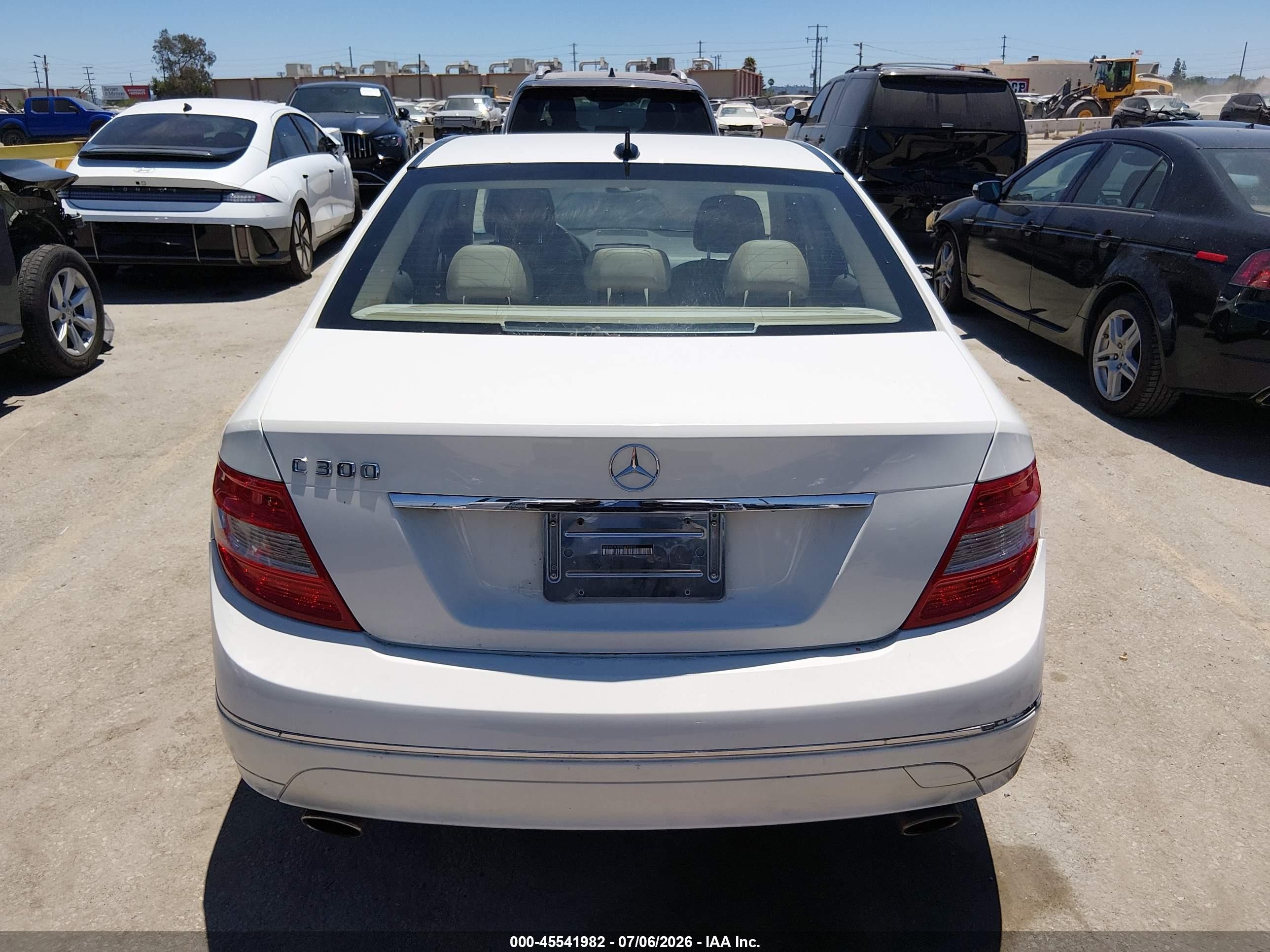 2011 Mercedes-benz C 300 Luxury Белый vin: WDDGF5EB3BR146854