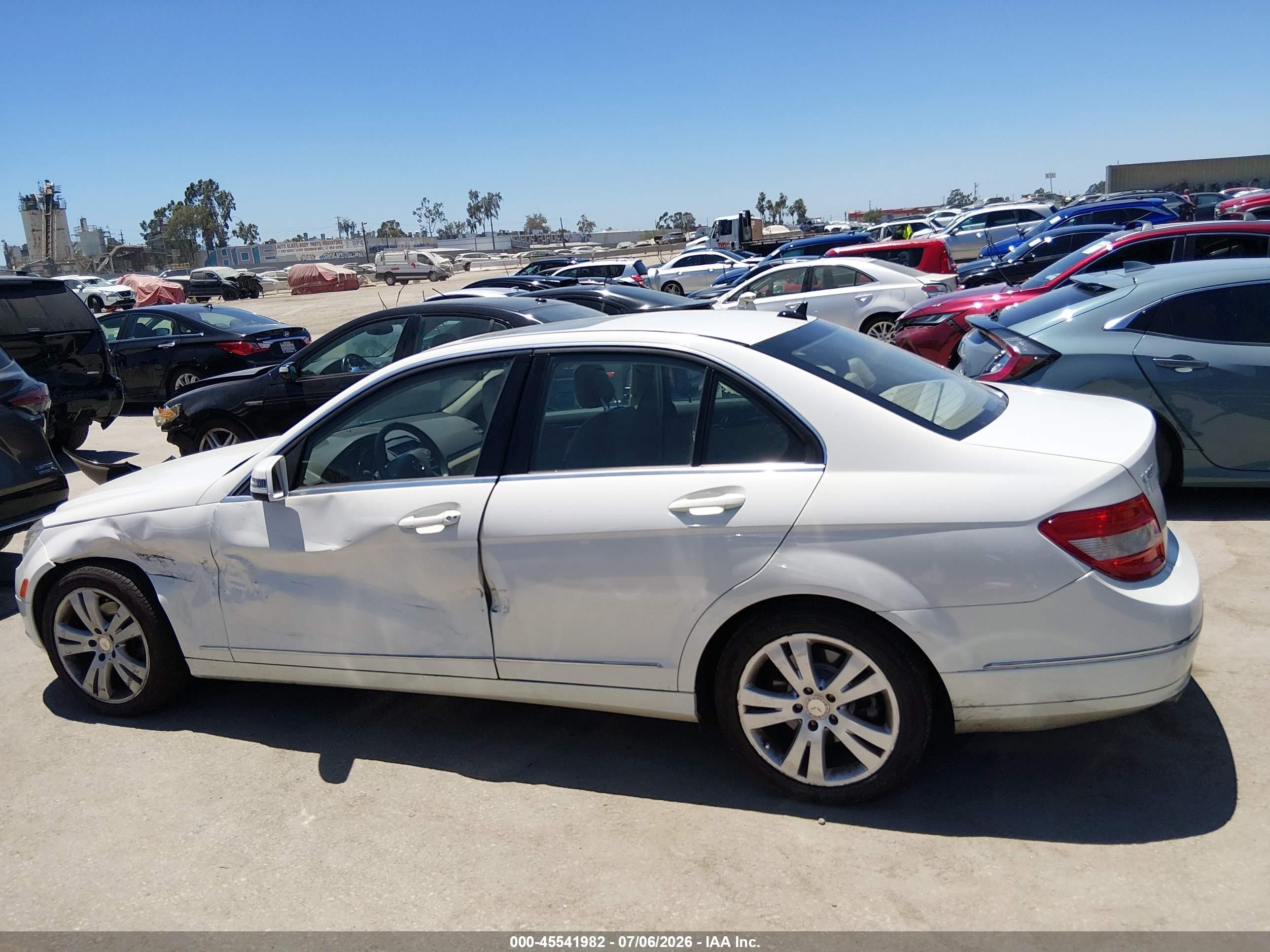 2011 Mercedes-benz C 300 Luxury Белый vin: WDDGF5EB3BR146854