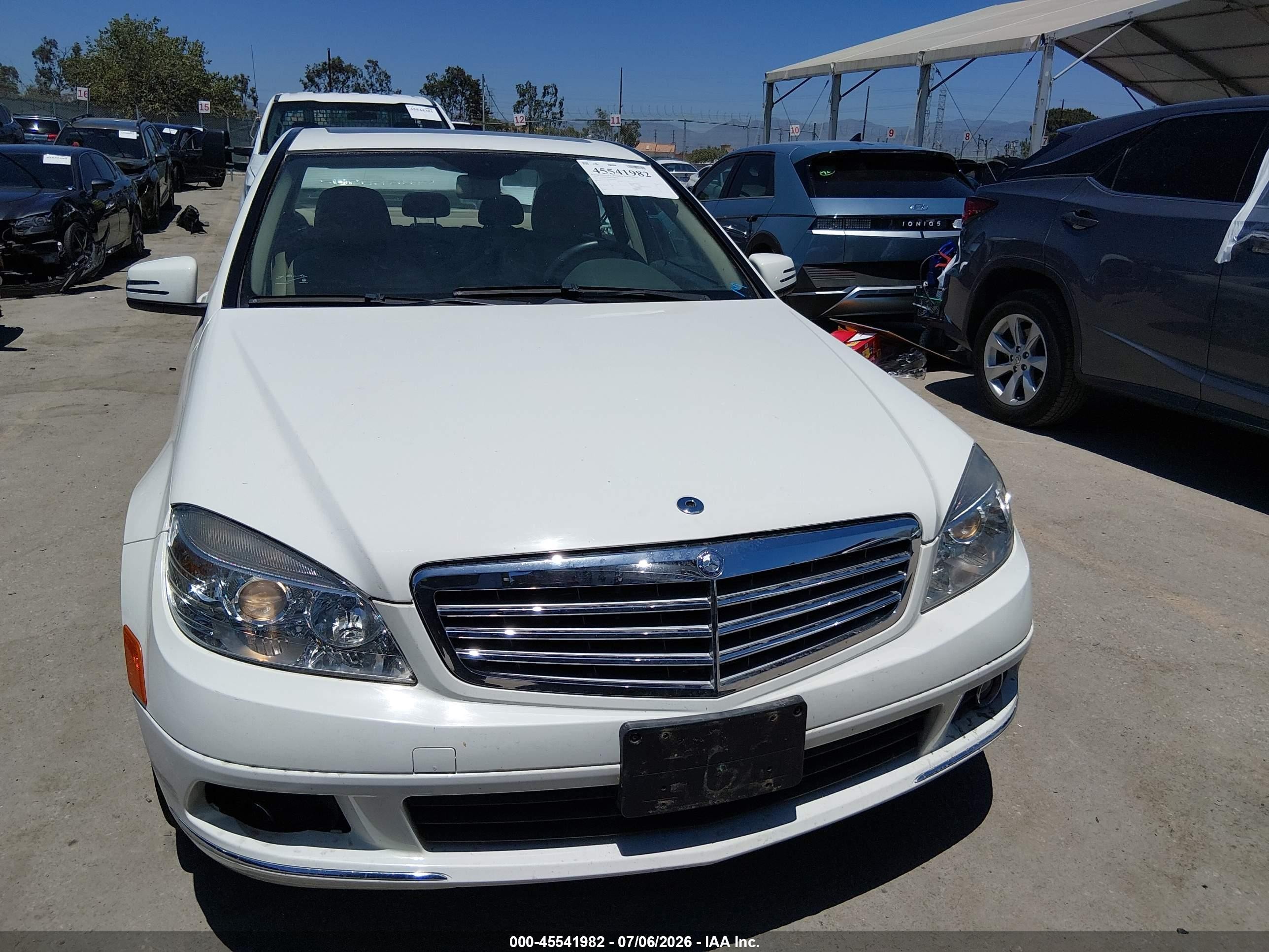 2011 Mercedes-benz C 300 Luxury Белый vin: WDDGF5EB3BR146854