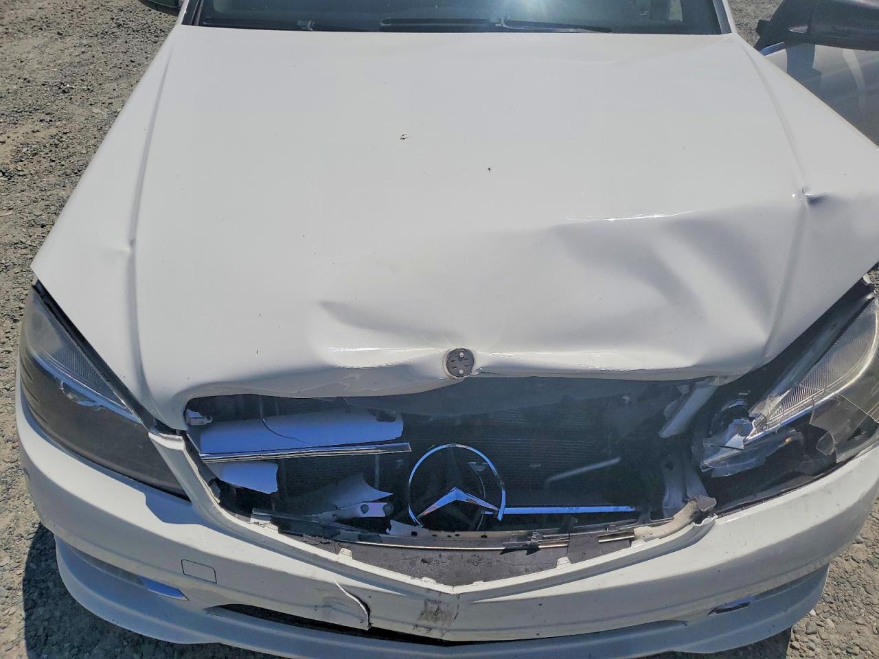 2011 Mercedes-benz C 300 White vin: WDDGF5EB3BR170541
