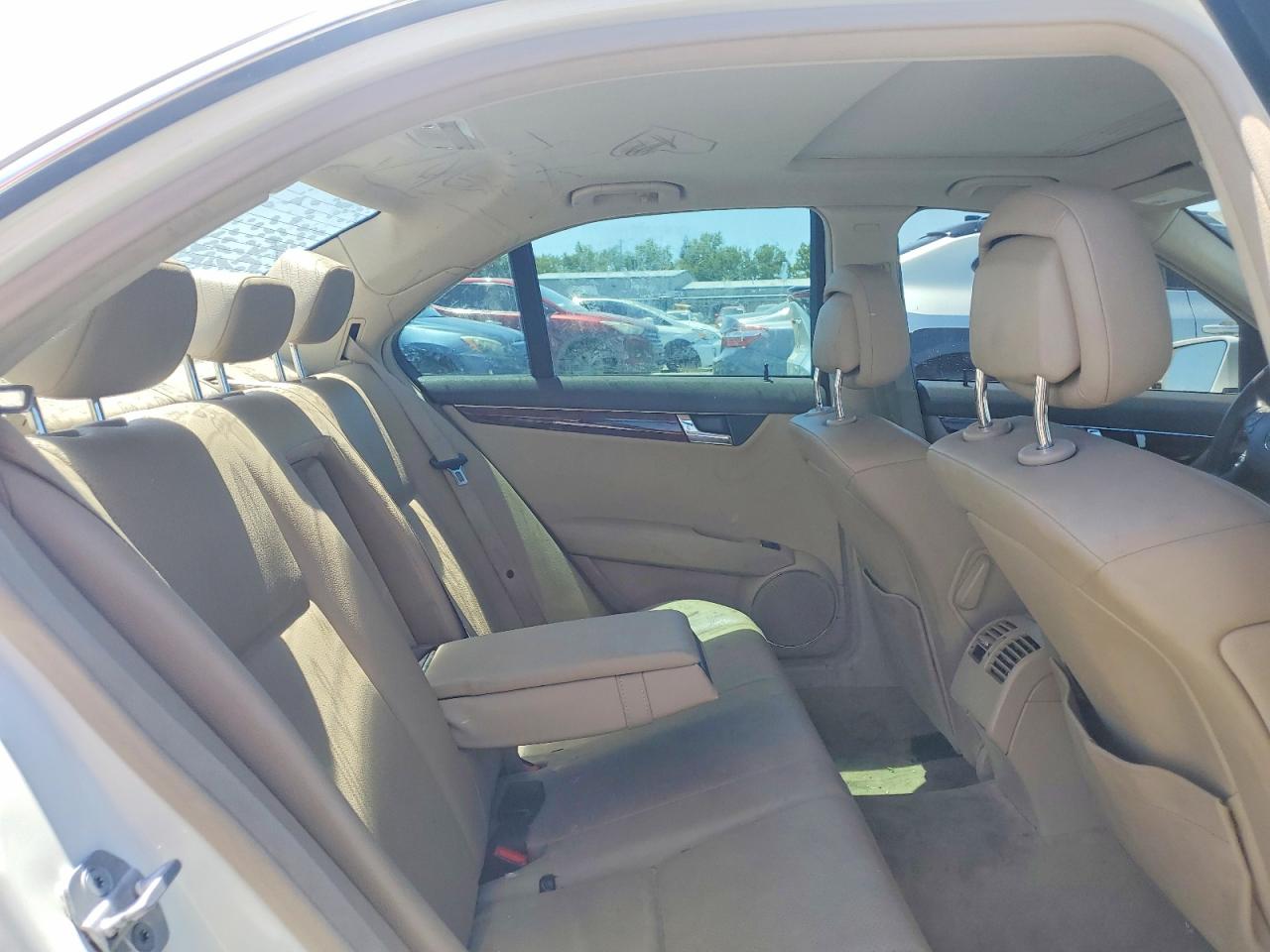 2011 Mercedes-benz C 300 White vin: WDDGF5EB3BR170541