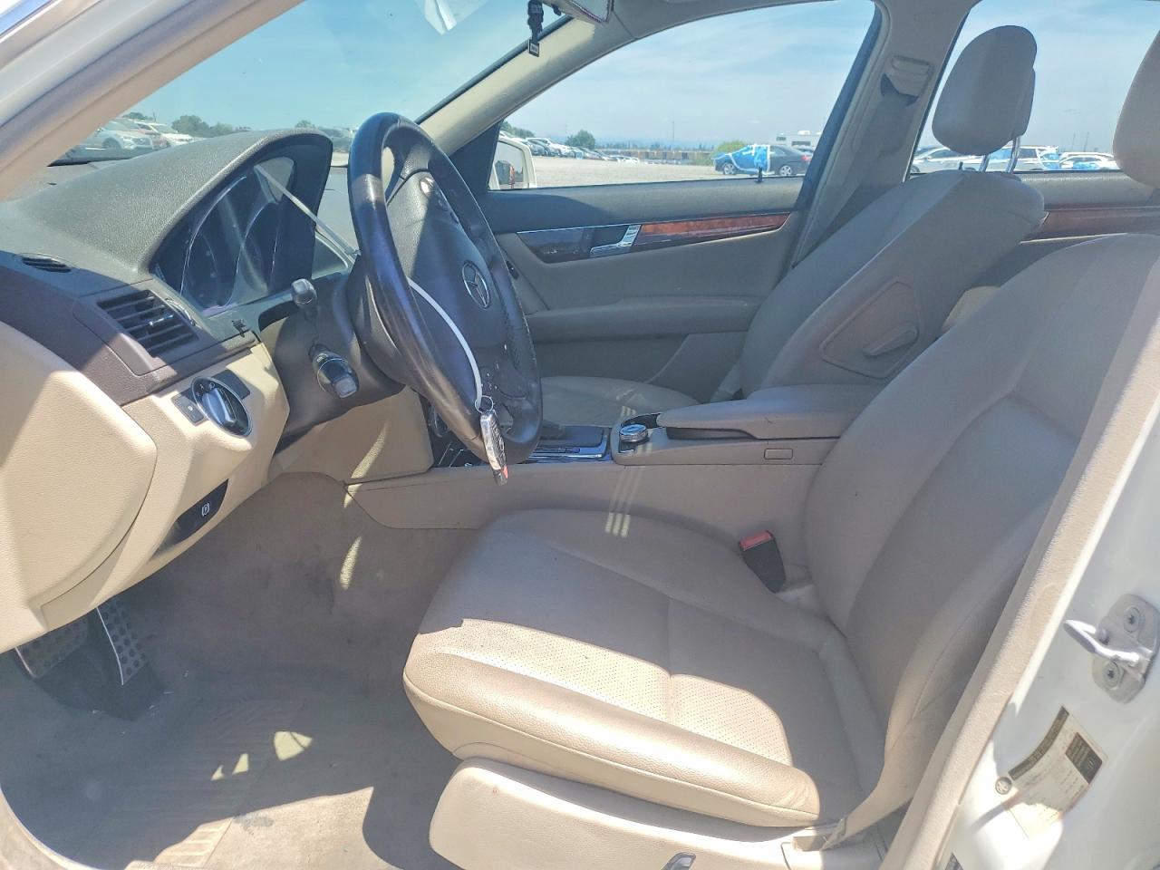 2011 Mercedes-benz C 300 White vin: WDDGF5EB3BR170541