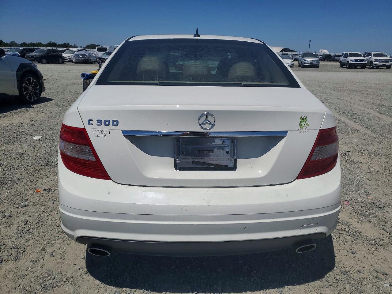 2011 Mercedes-benz C 300 White vin: WDDGF5EB3BR170541