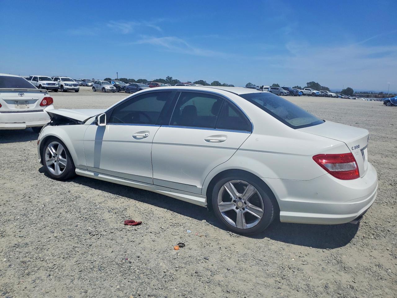 2011 Mercedes-benz C 300 White vin: WDDGF5EB3BR170541