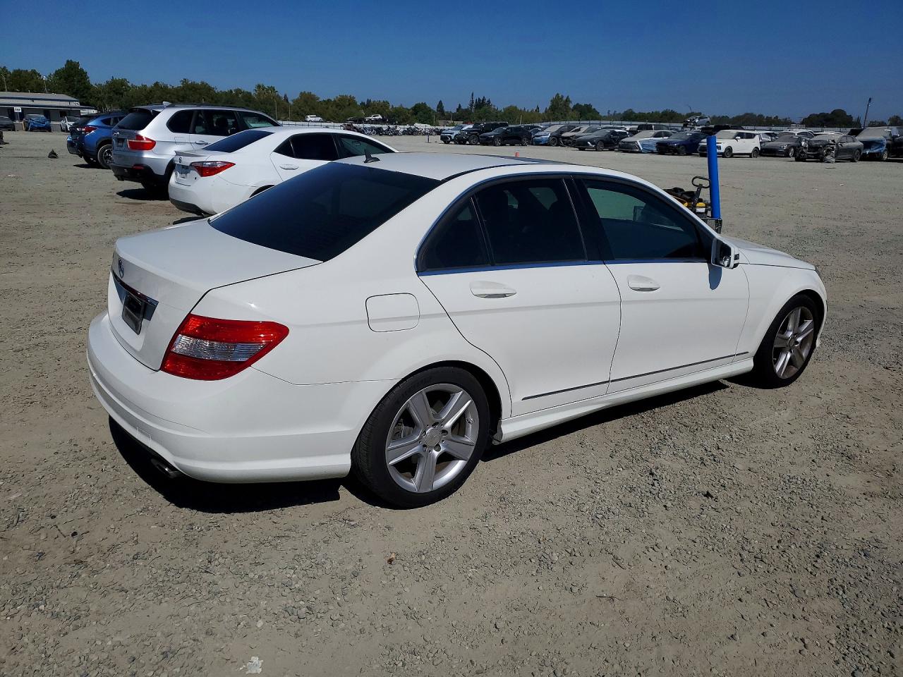 2010 Mercedes-benz C 300 White vin: WDDGF5EB4AF434172