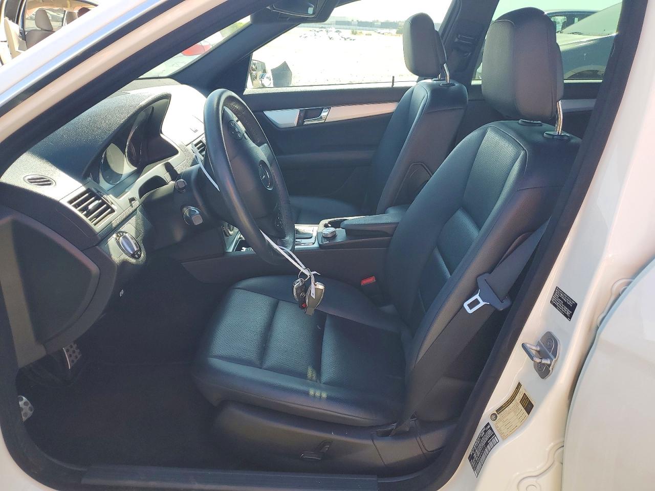 2010 Mercedes-benz C 300 White vin: WDDGF5EB4AF434172