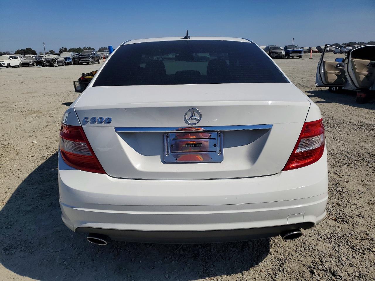 2010 Mercedes-benz C 300 White vin: WDDGF5EB4AF434172