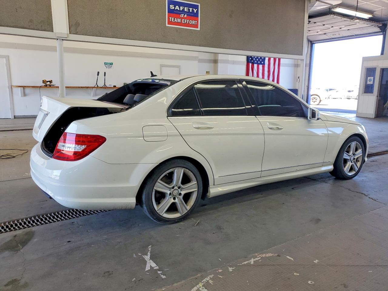 2010 Mercedes-benz C 300 White vin: WDDGF5EB4AR099266