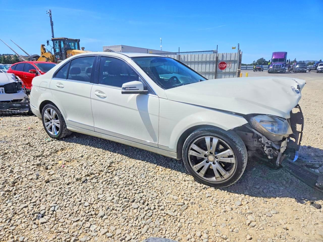 2011 Mercedes-benz C 300 Белый vin: WDDGF5EB4BR141176