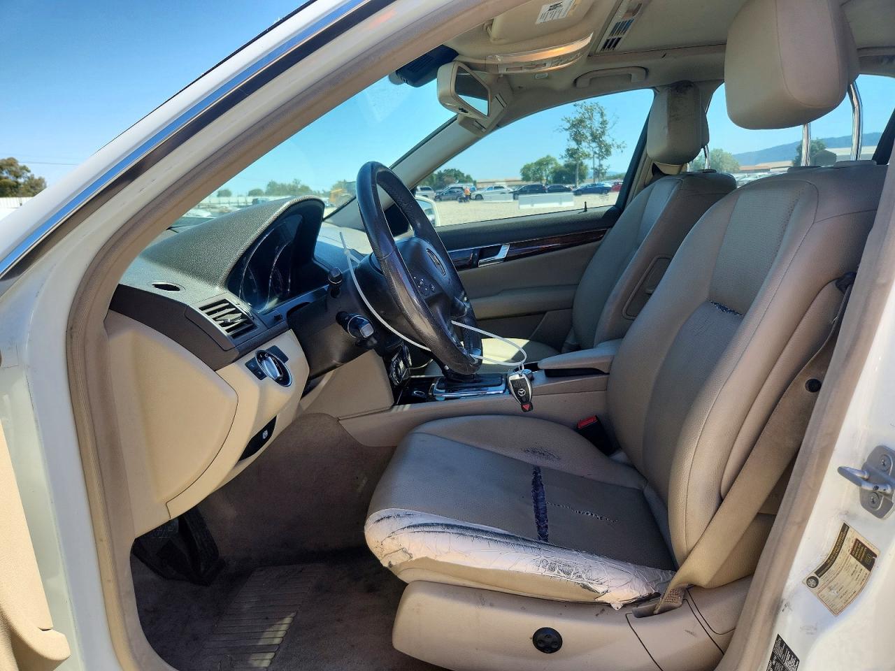 2011 Mercedes-benz C 300 Белый vin: WDDGF5EB4BR141176