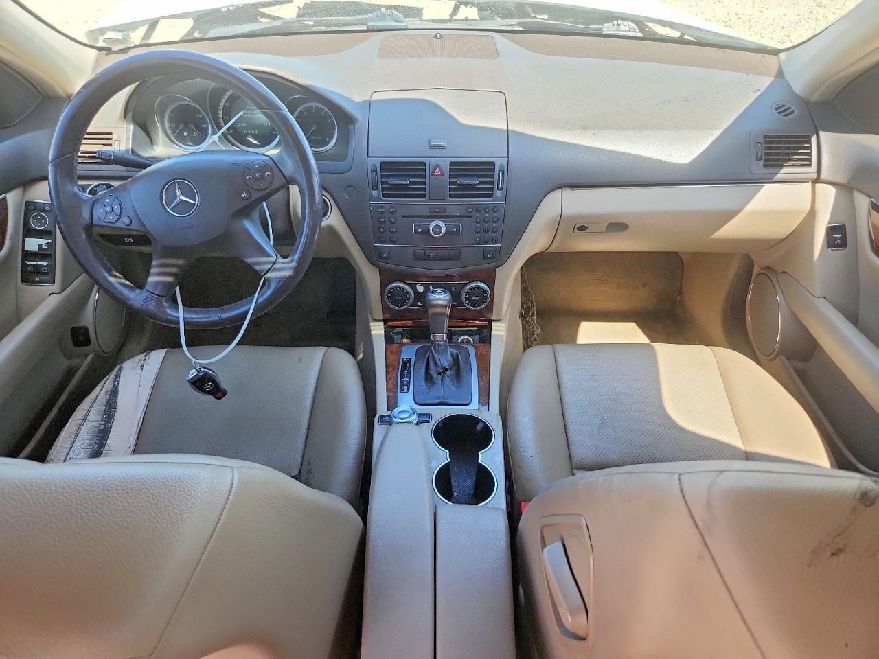 2011 Mercedes-benz C 300 Белый vin: WDDGF5EB4BR141176