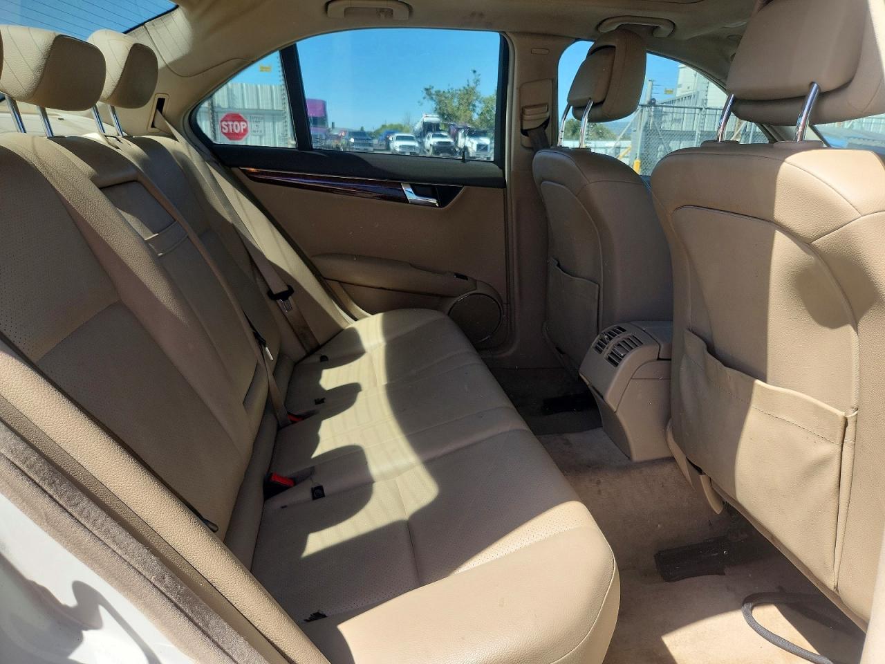 2011 Mercedes-benz C 300 Белый vin: WDDGF5EB4BR141176