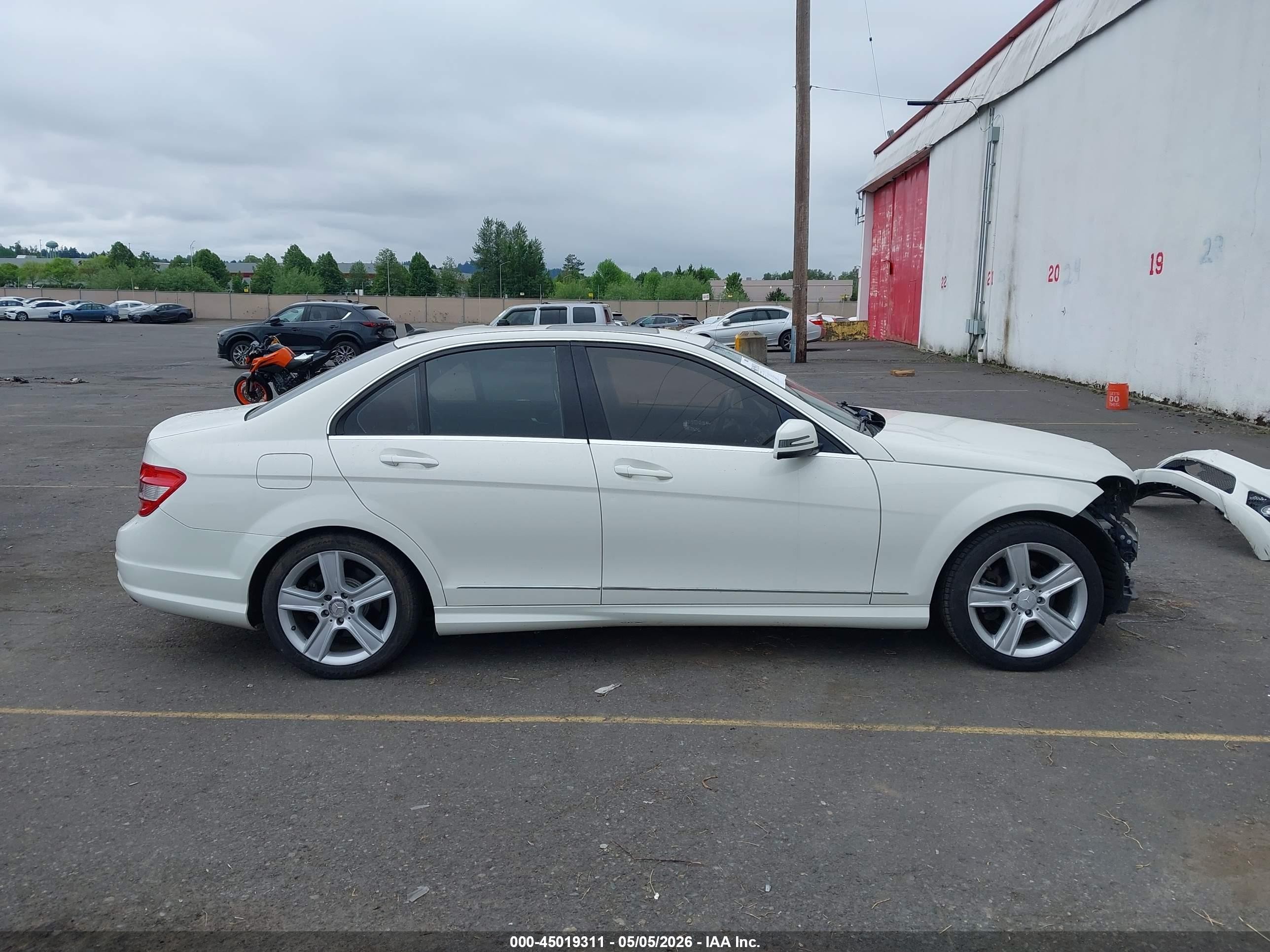 2010 Mercedes-benz C 300 Luxury/sport Белый vin: WDDGF5EB5AF412715