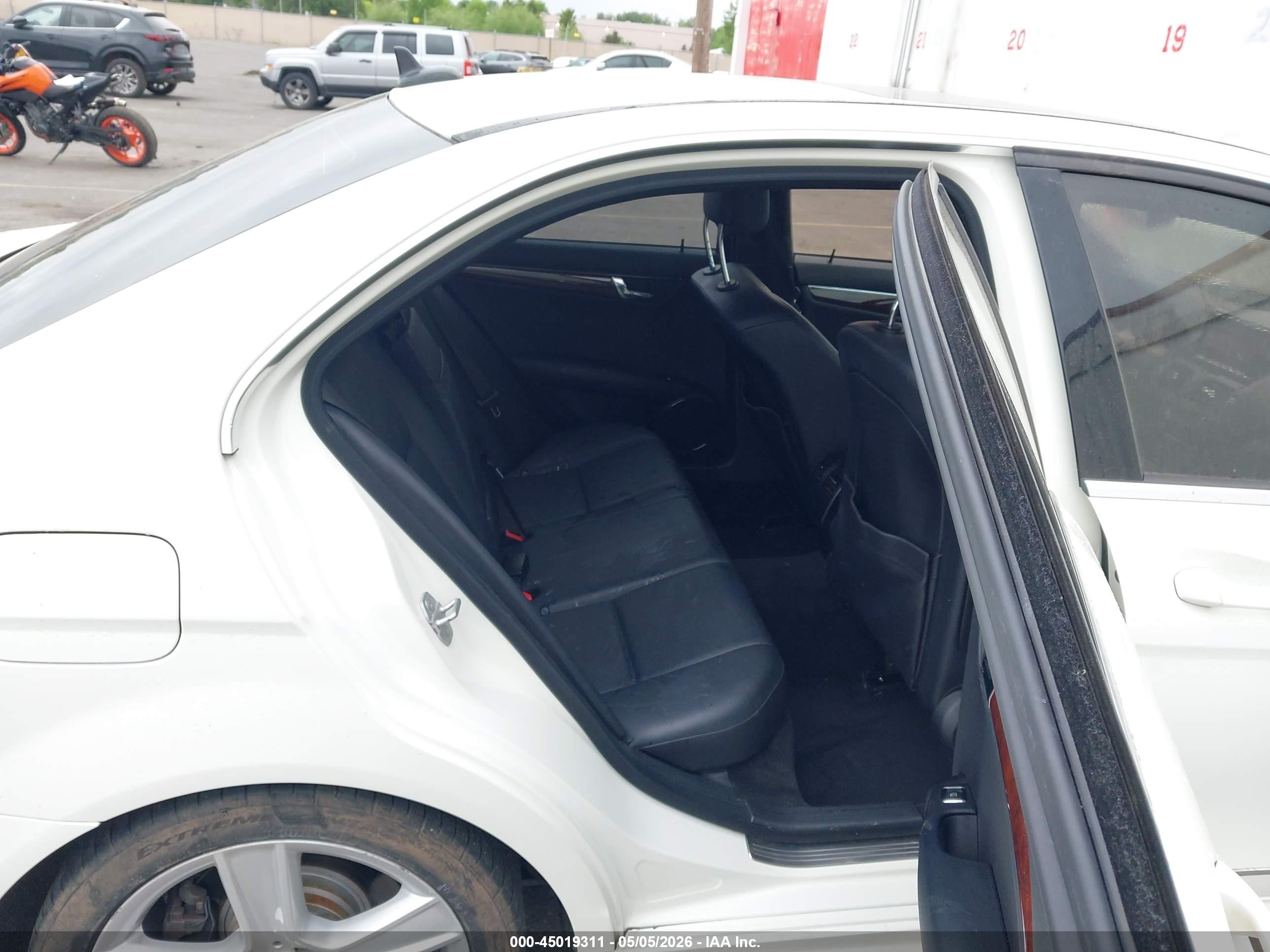 2010 Mercedes-benz C 300 Luxury/sport Белый vin: WDDGF5EB5AF412715