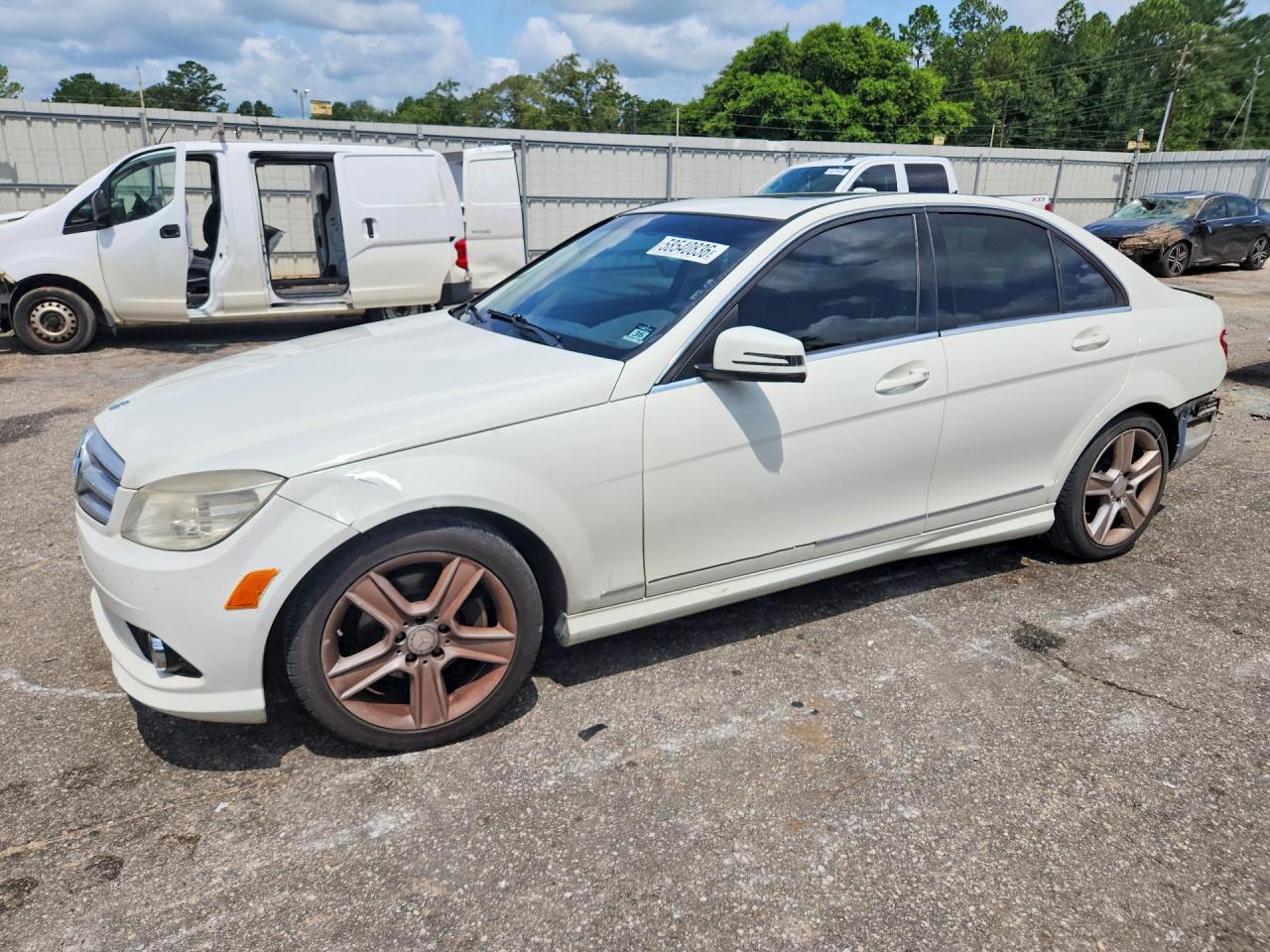 2010 Mercedes-benz C 300 White vin: WDDGF5EB5AR096747