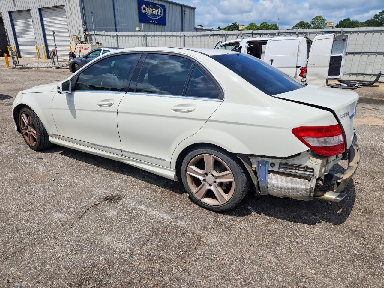 2010 Mercedes-benz C 300 White vin: WDDGF5EB5AR096747