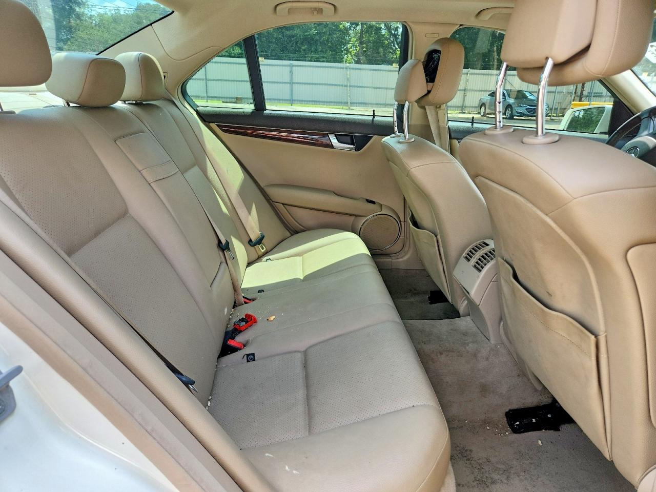2010 Mercedes-benz C 300 White vin: WDDGF5EB5AR096747