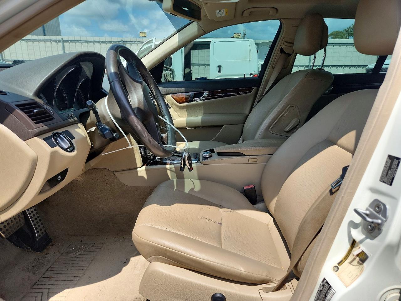 2010 Mercedes-benz C 300 White vin: WDDGF5EB5AR096747