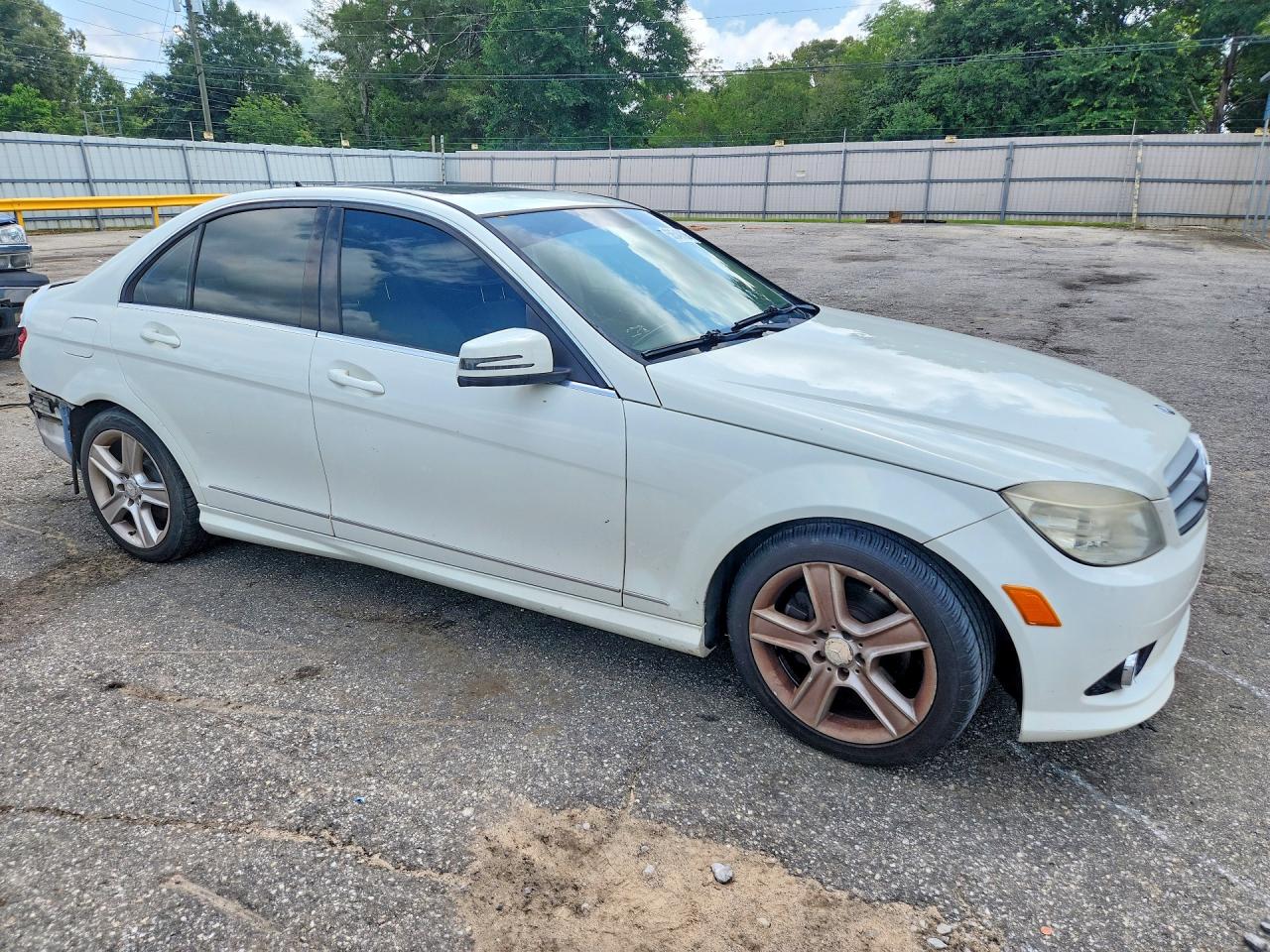 2010 Mercedes-benz C 300 White vin: WDDGF5EB5AR096747